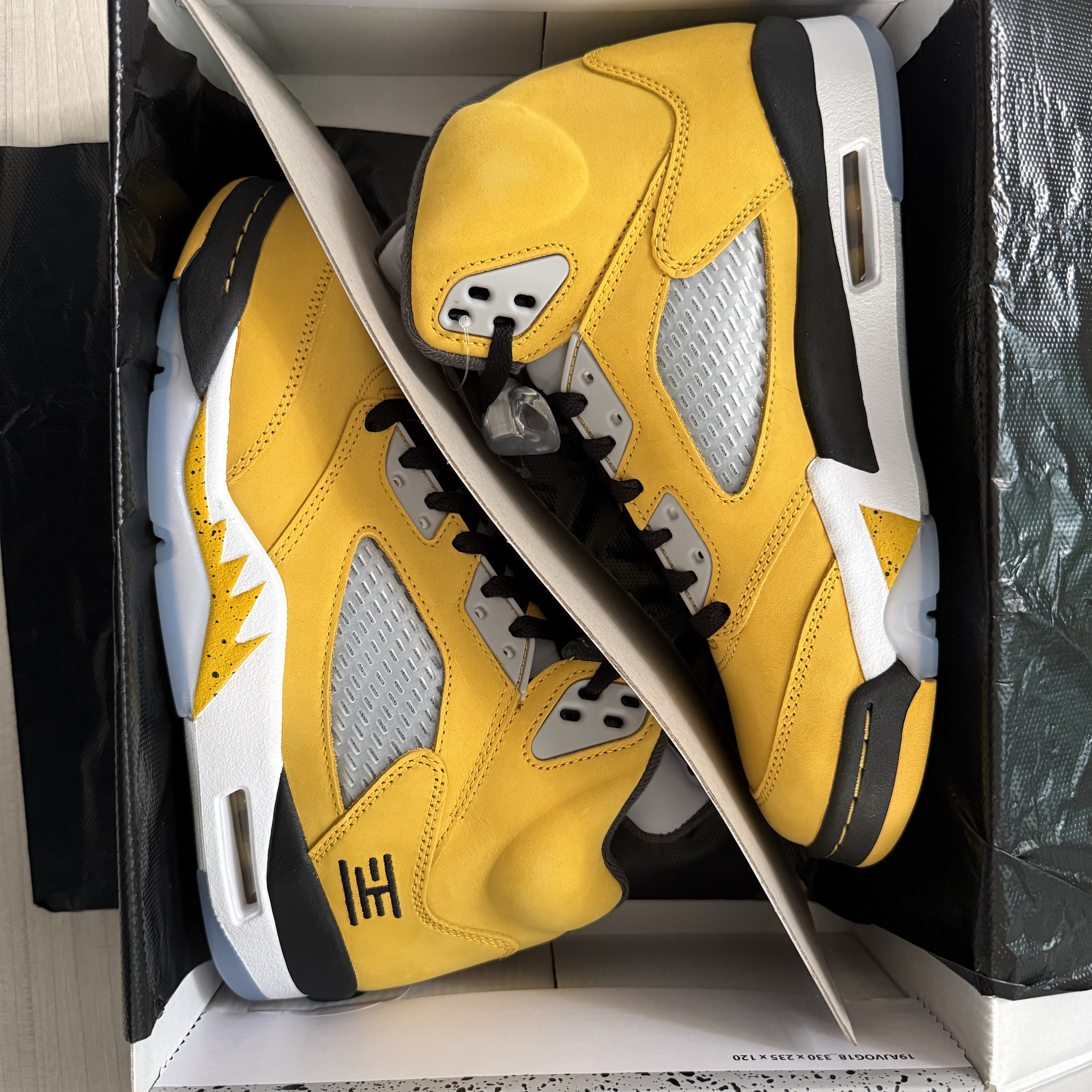 Jordan 5 Retro Varsity Maize and Wolf Grey 착용 스타일