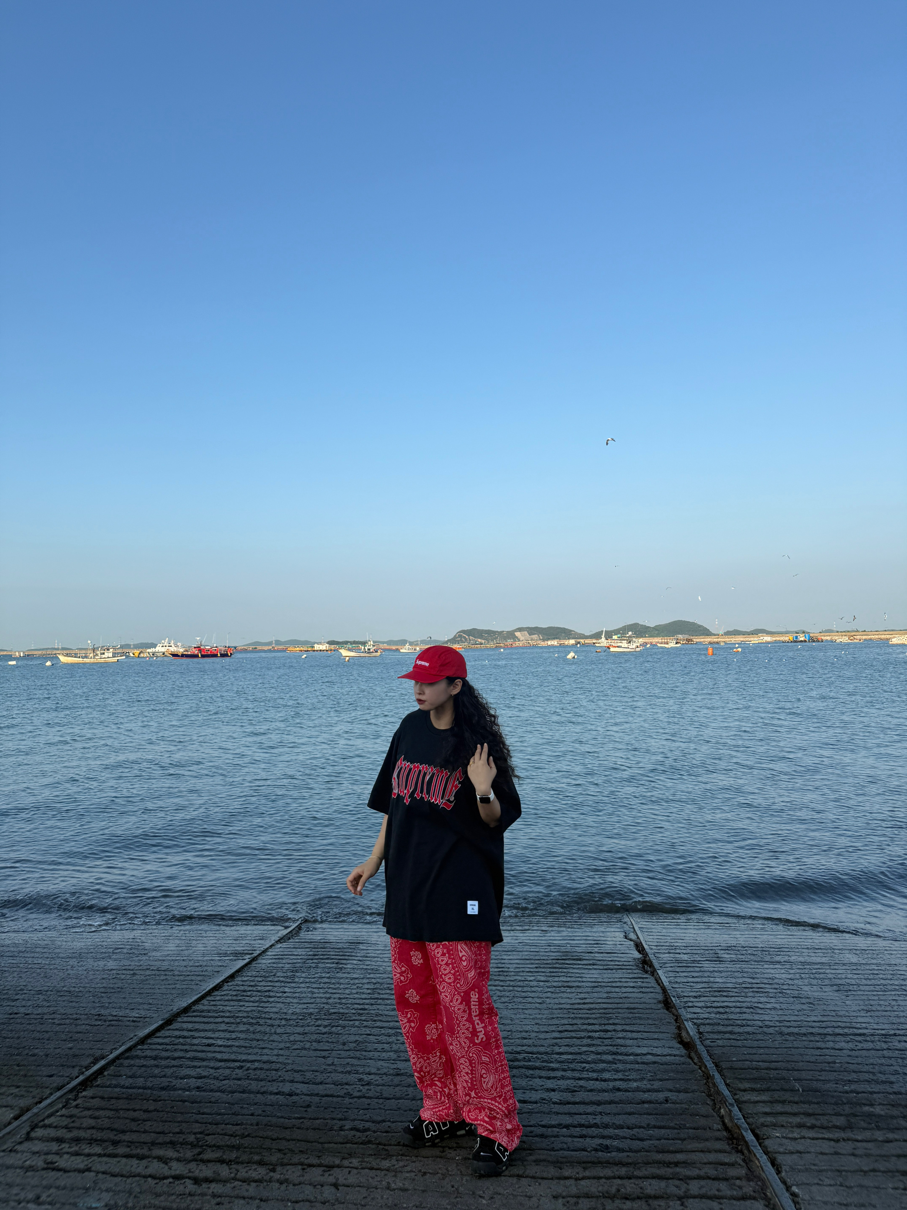 Supreme Bandana Jacquard Baggy Jean Red - 25SS, Supreme Old English S/S Top Black - 24SS 착용 스타일