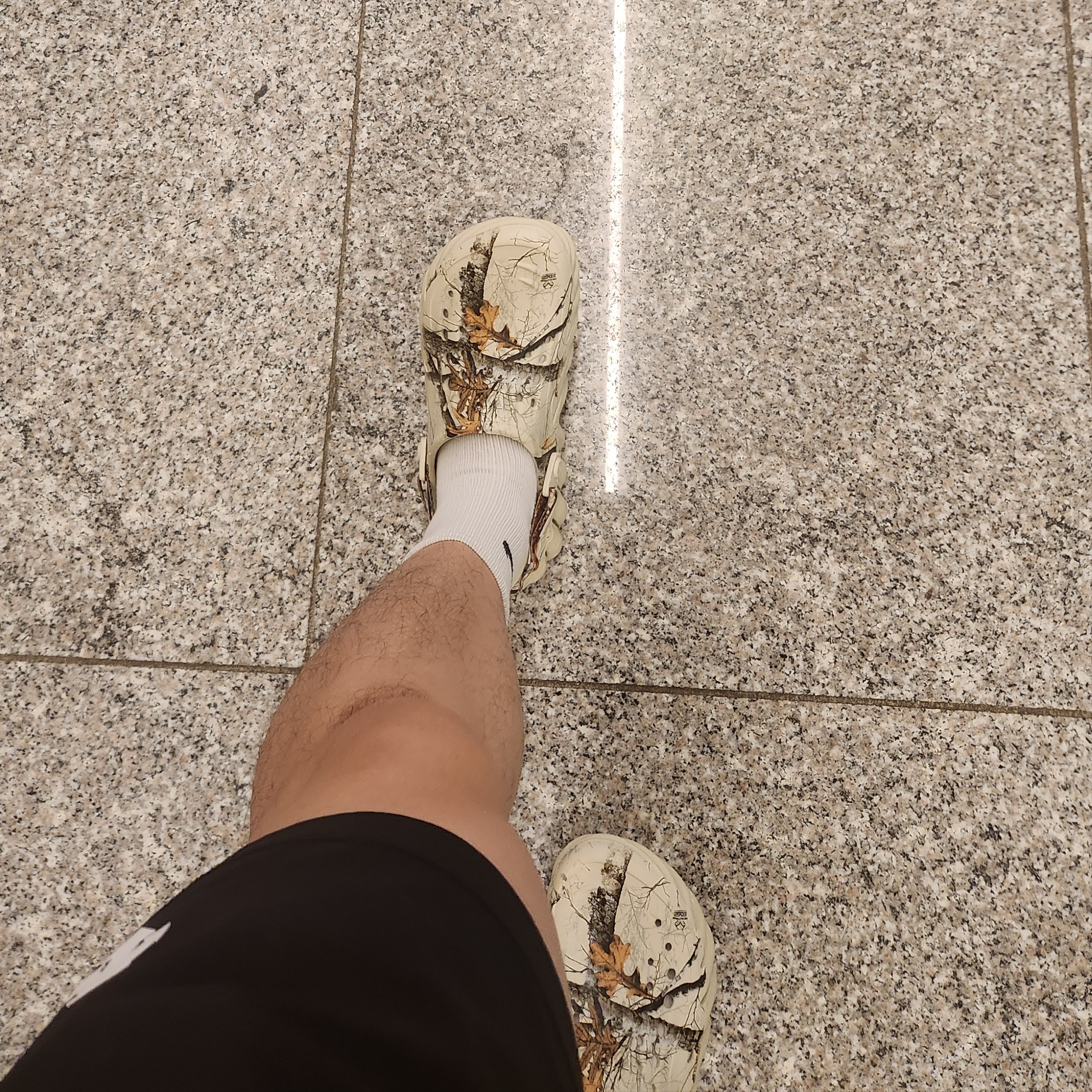 Crocs Echo Clog Real Tree Bone 착용 스타일 - 1