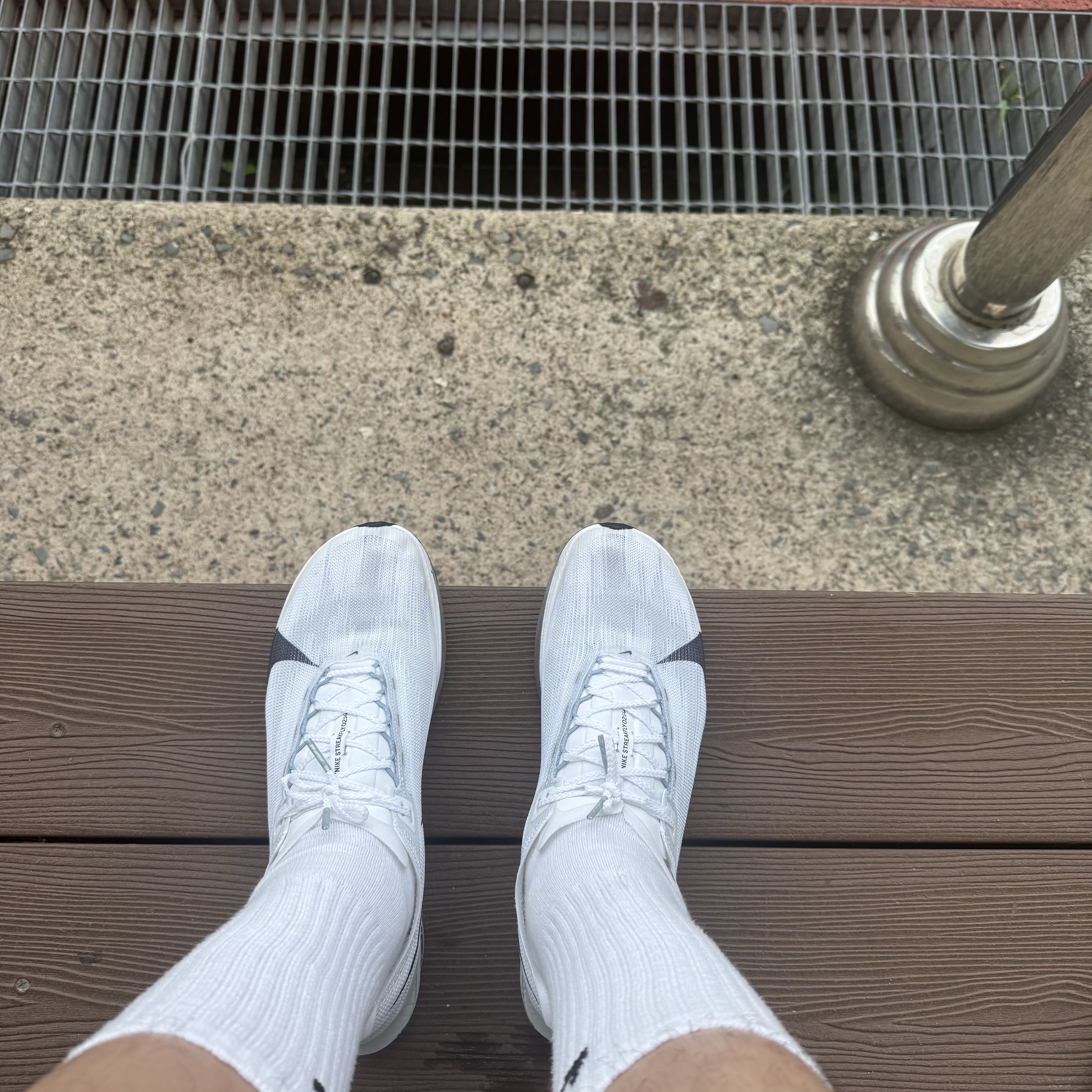 Nike ZoomX Streakfly 2 White Obsidian Mist, Nike Everyday Lightweight Training Crew Socks White (3 Pack/Korean Ver.) 착용 스타일 - 1