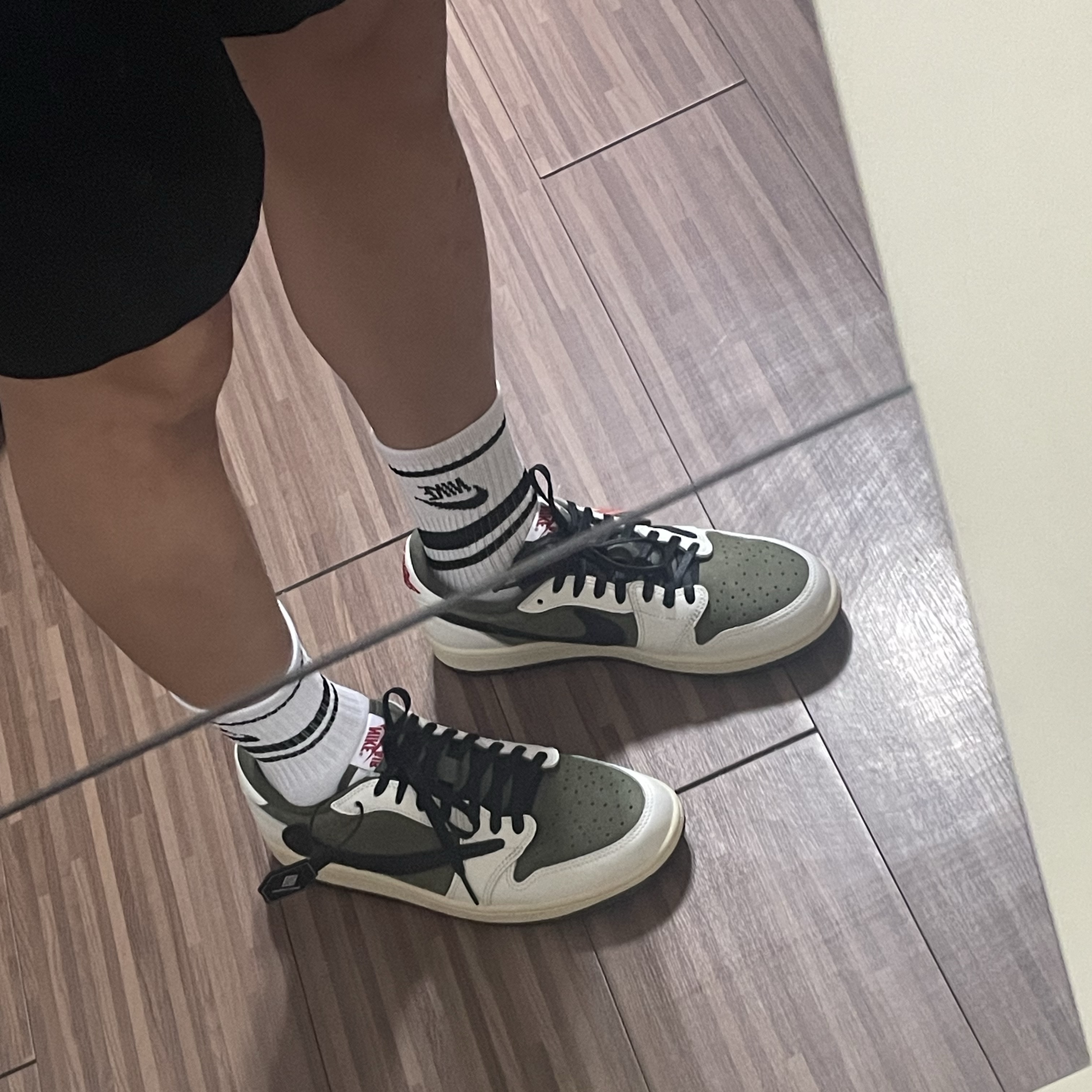 Jordan 1 x Travis Scott Retro Low OG SP Reverse Olive 착용 스타일