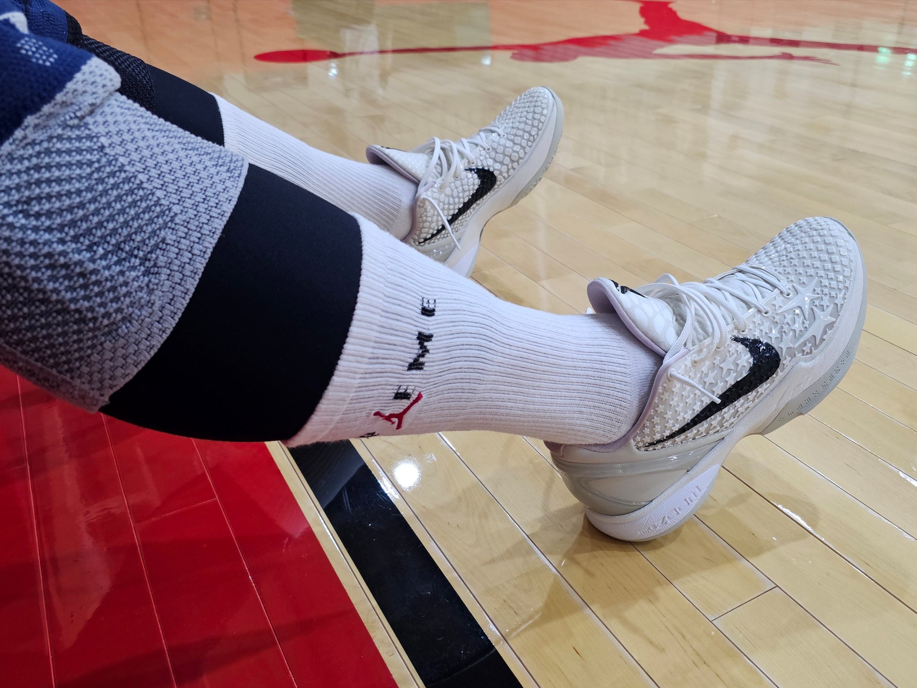 Nike Kobe 6 Protro Sail, Supreme x Jordan Crew Socks White (2 Pack) - 24FW 착용 스타일