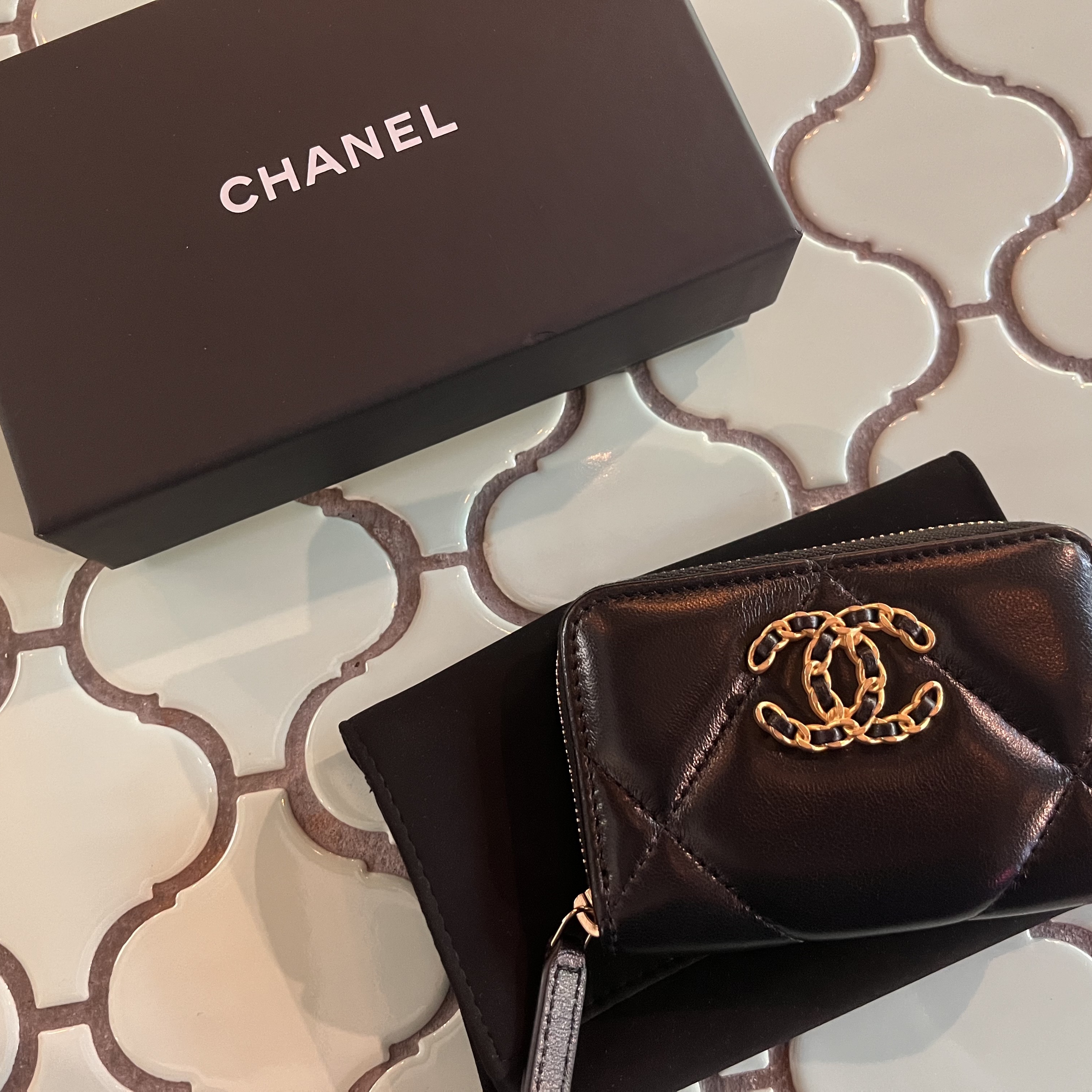 Chanel 19 Zipped Coin Purse Lambskin & Gold Black 착용 스타일