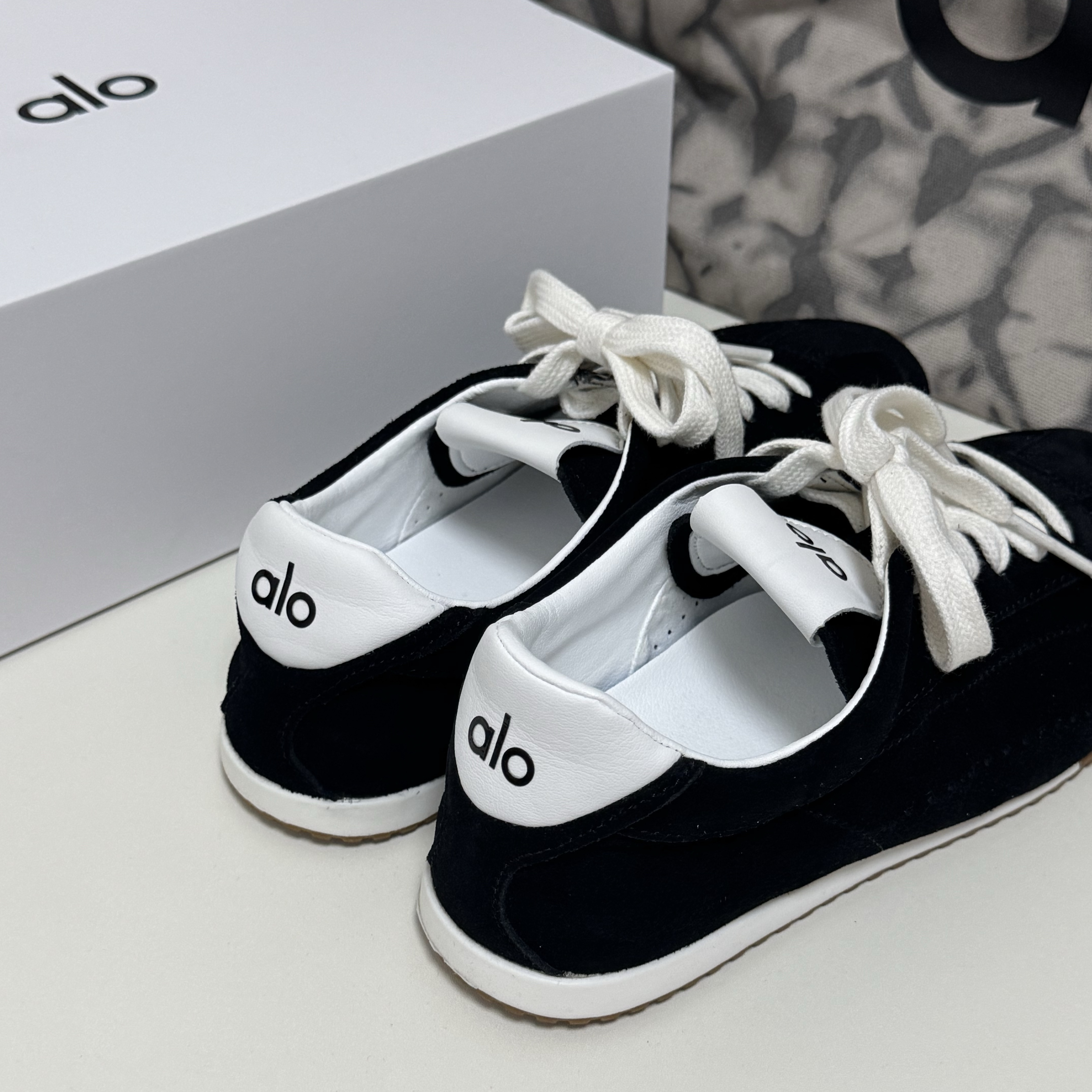 (W) Alo Yoga Sunset Sneaker Black, Alo Yoga Iconic Shopper Tote Bag Grey Tiedye 착용 스타일 - 1