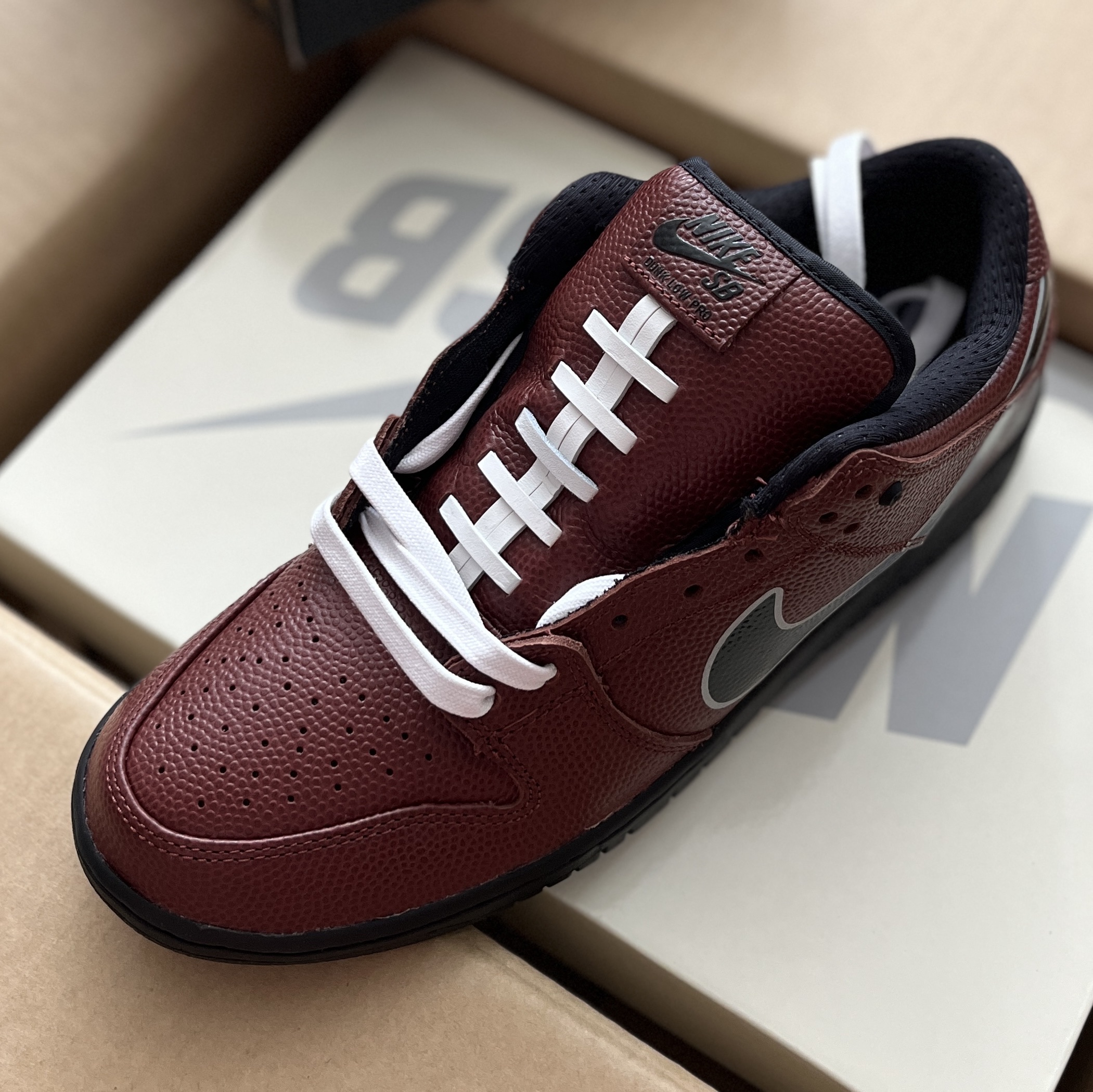 Nike x Limosine Skateboards SB Dunk Low Pro Brown and Black 착용 스타일