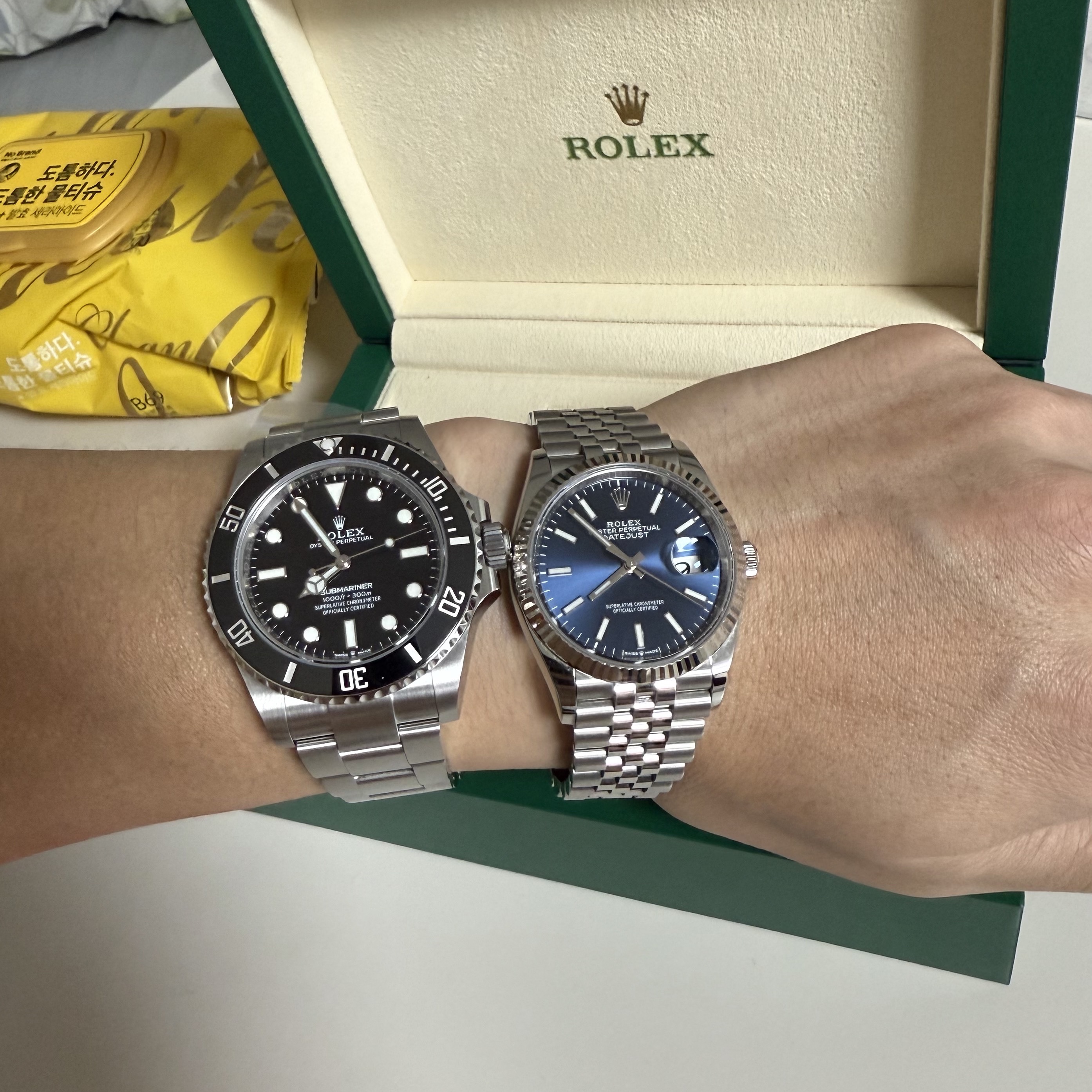 Rolex Submariner 41mm 124060 Black Oyster 착용 스타일 - 5