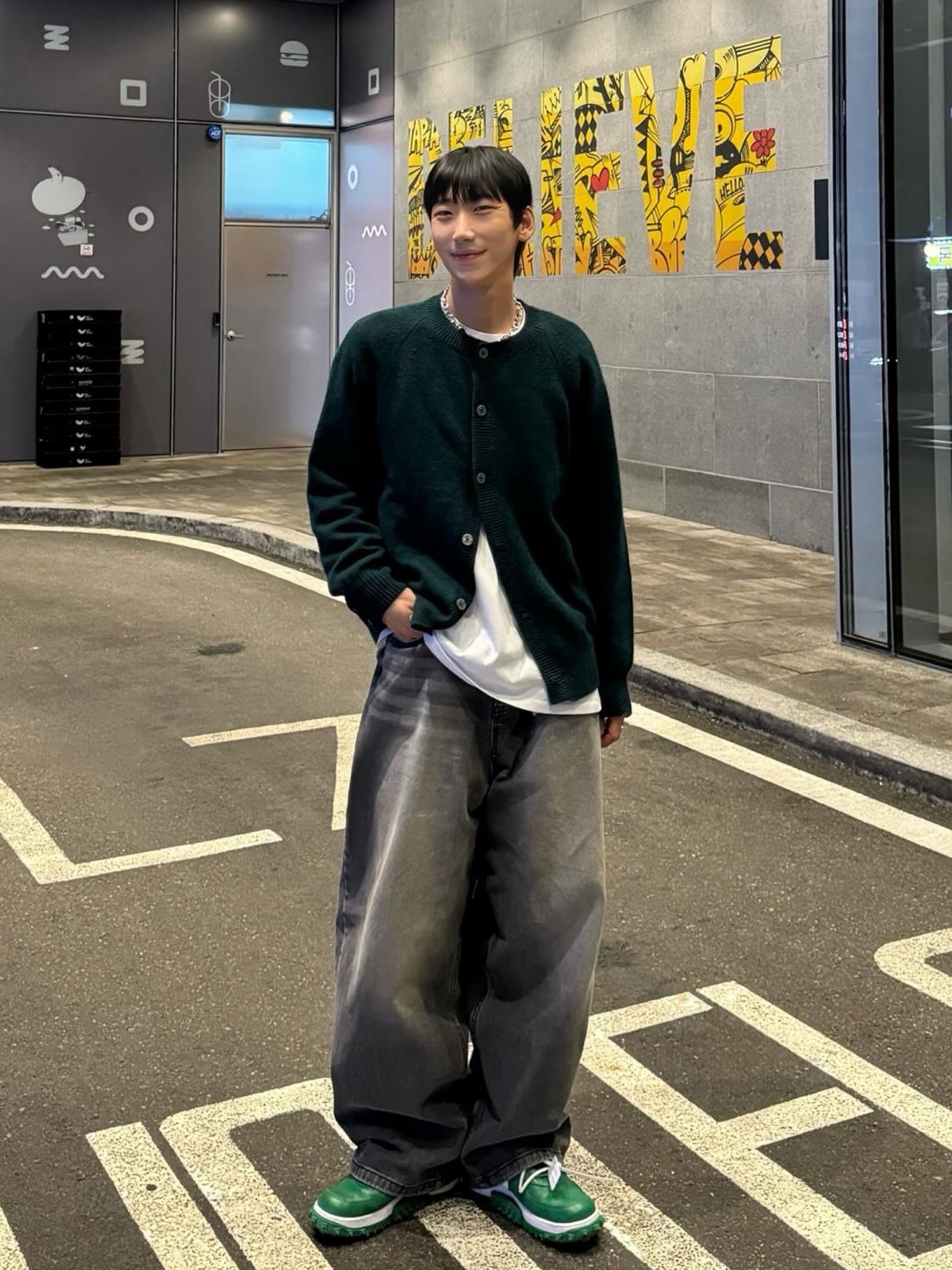 Knitted Shaggy Dog Wool 100% Round Cardigan Dark Green 착용 스타일