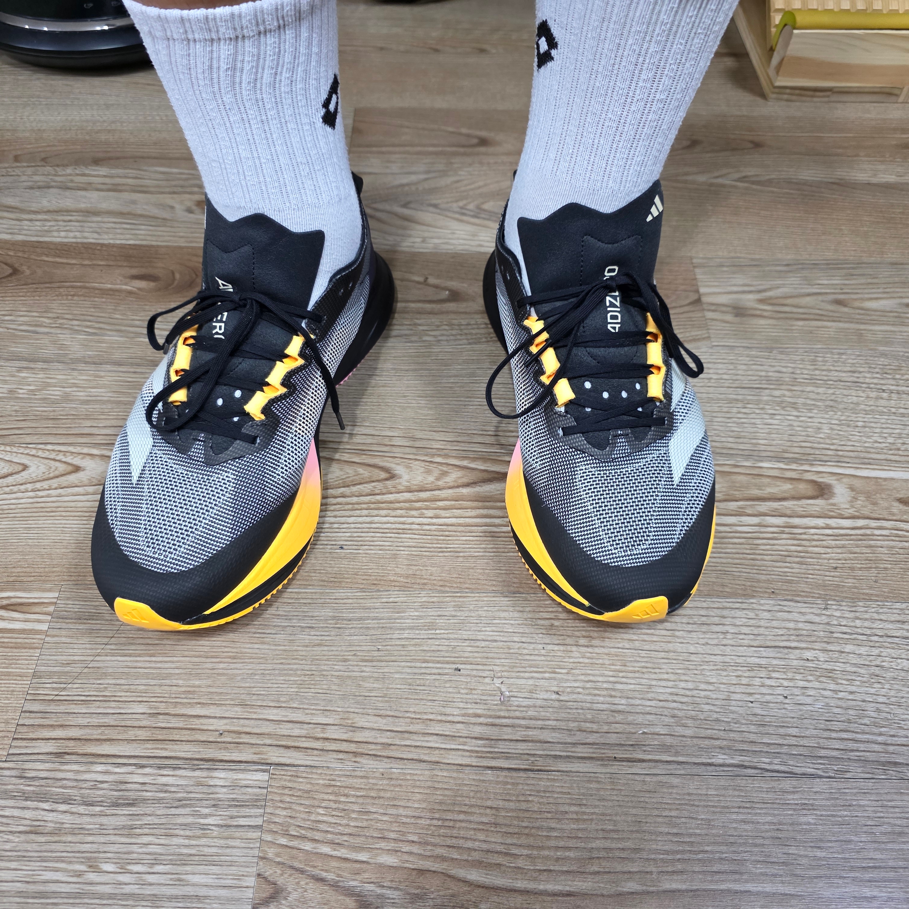 Adidas Adizero Boston 12 Core Black Zero Metalic 착용 스타일 - 1