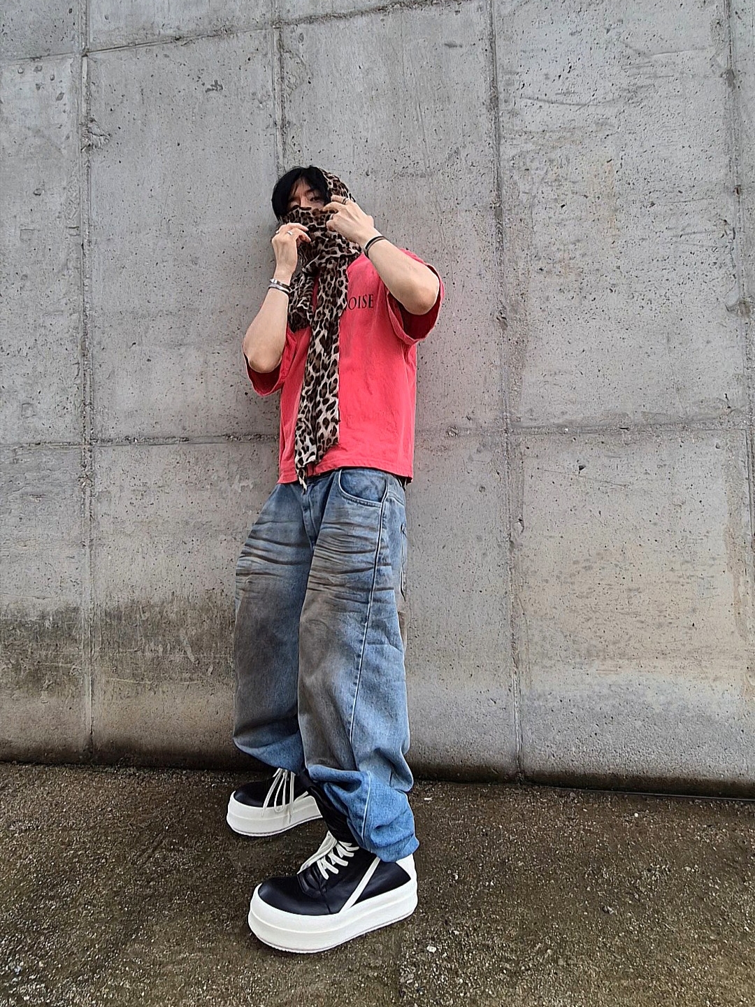 Rick Owens Hollywood Mega Bumper Geobasket in Full Grain Calf Leather Black Milk 착용 스타일 - 2