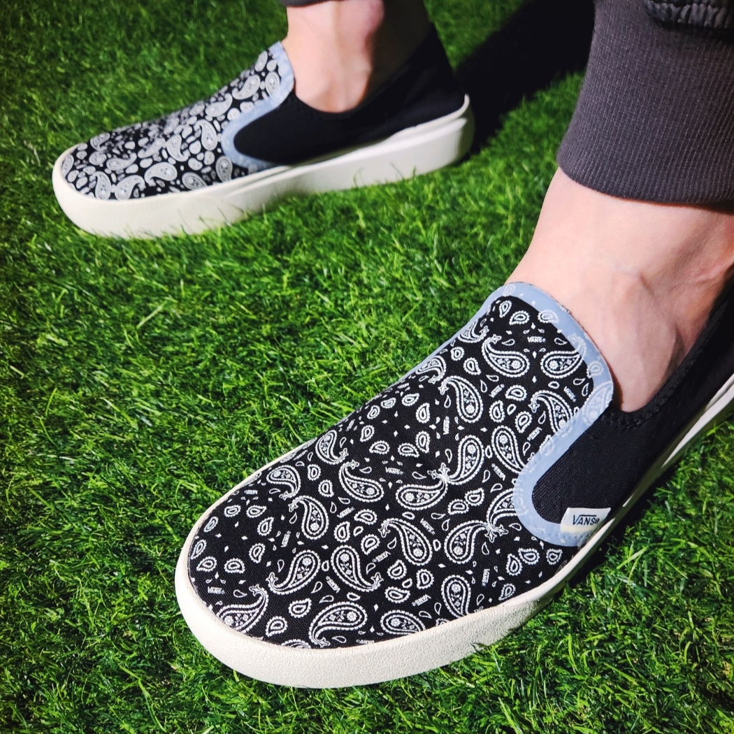 Vans ComfyCush One Bandana Marshmallow Black 착용 스타일 - 5