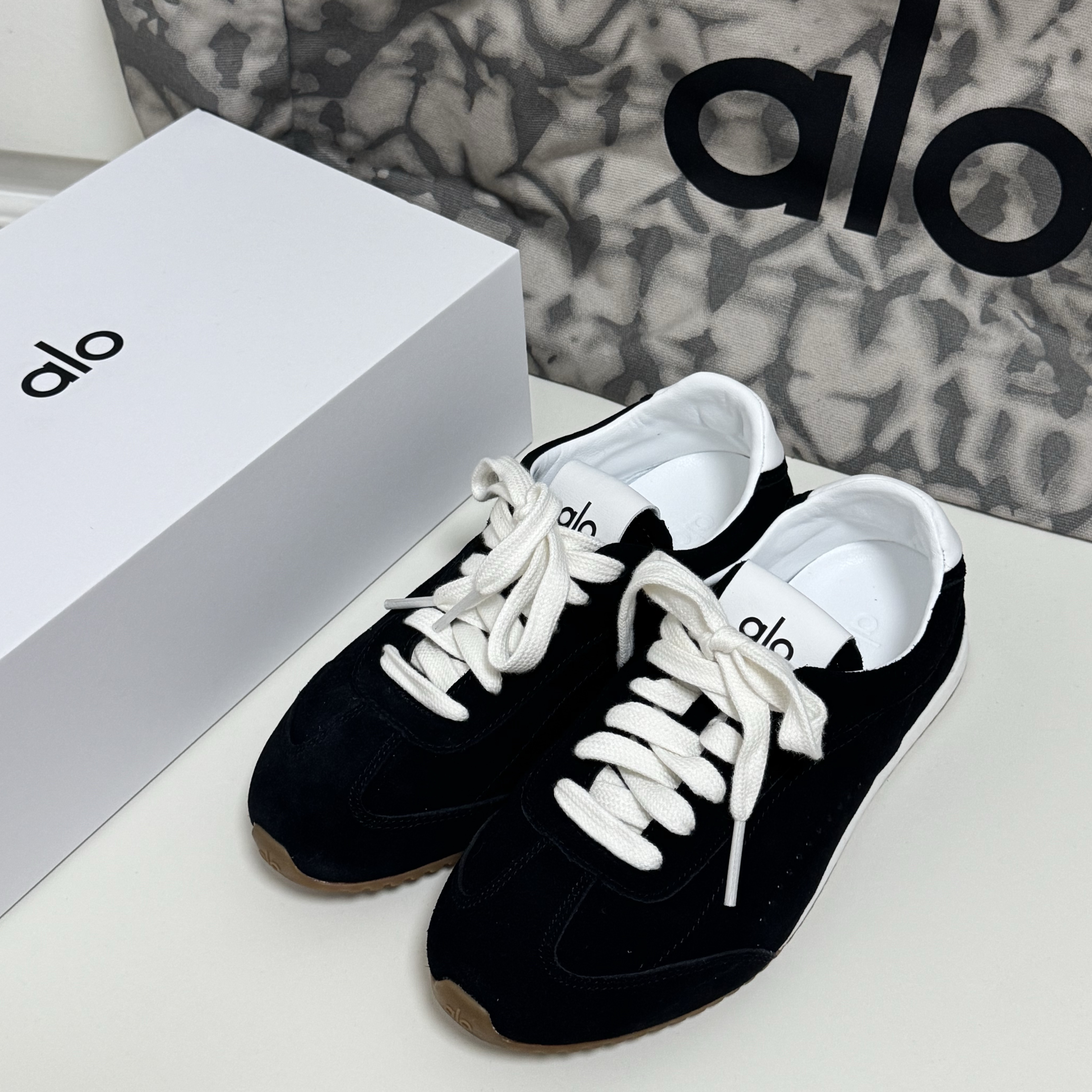 (W) Alo Yoga Sunset Sneaker Black, Alo Yoga Iconic Shopper Tote Bag Grey Tiedye 착용 스타일 - 3