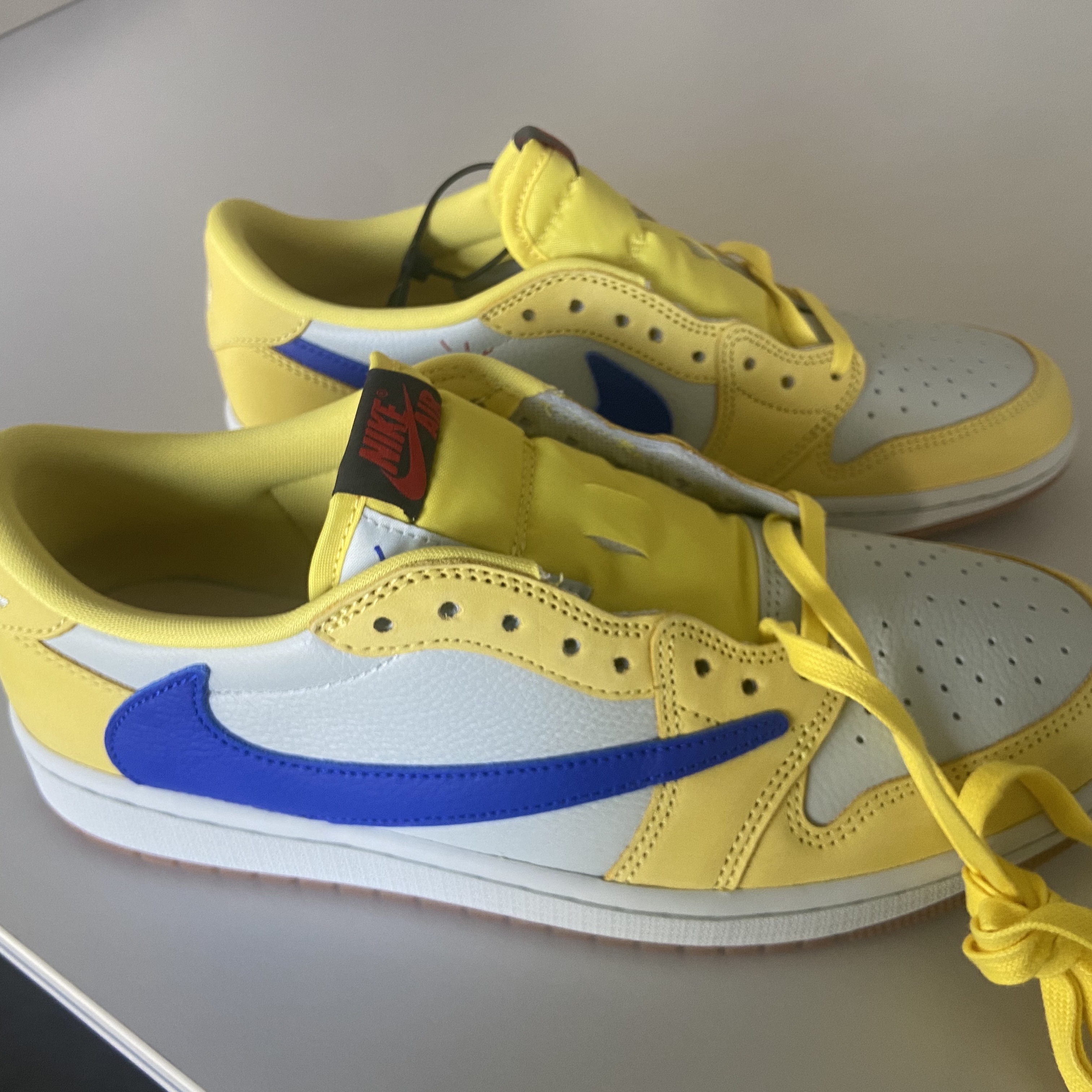 (W) Jordan 1 x Travis Scott Retro Low OG SP Canary 착용 스타일 - 2