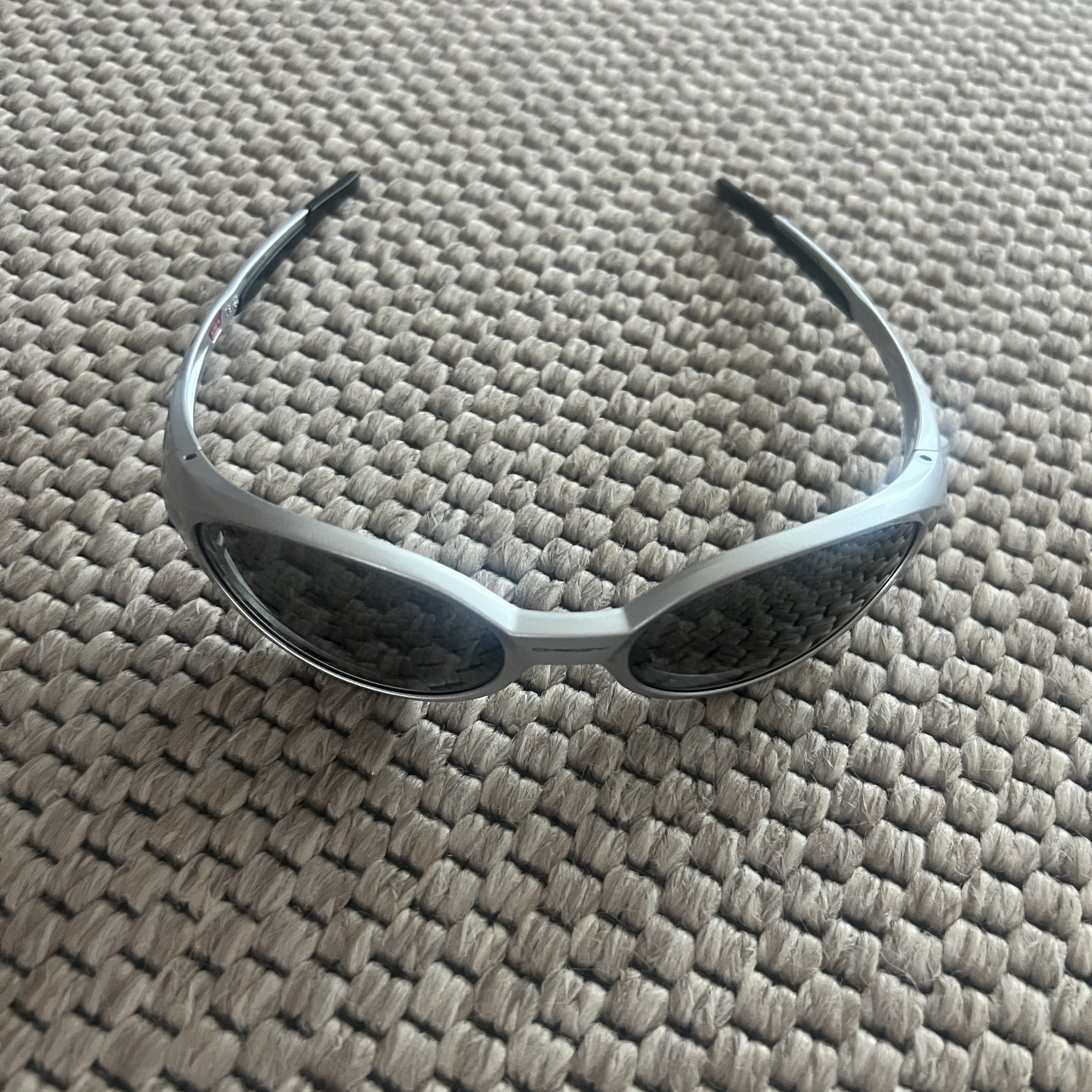 Oakley Eye Jacket Redux Silver Frame Prizm Black Polarized Lenses High Bridge Fit 착용 스타일