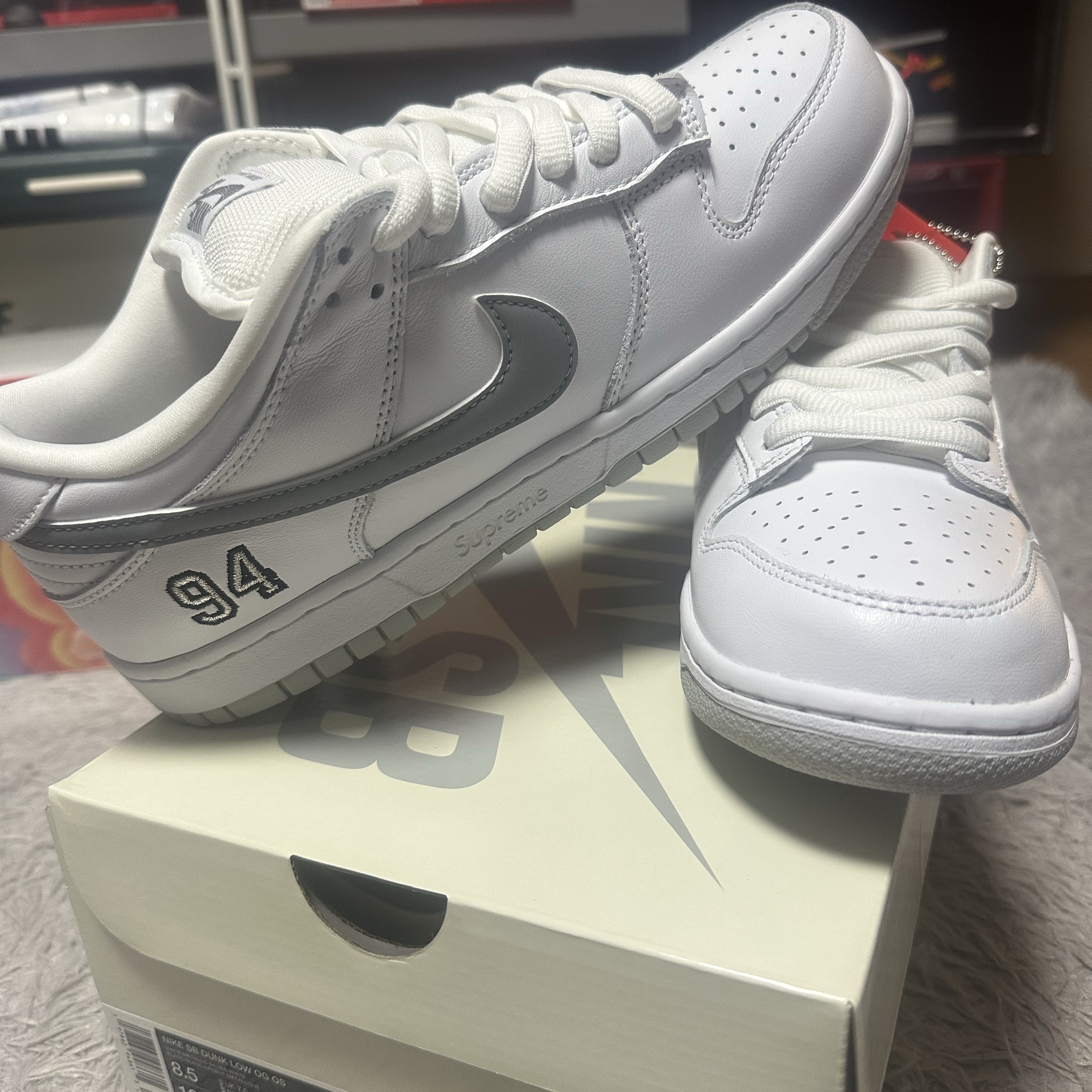 Nike x Supreme SB Dunk Low White 착용 스타일 - 2