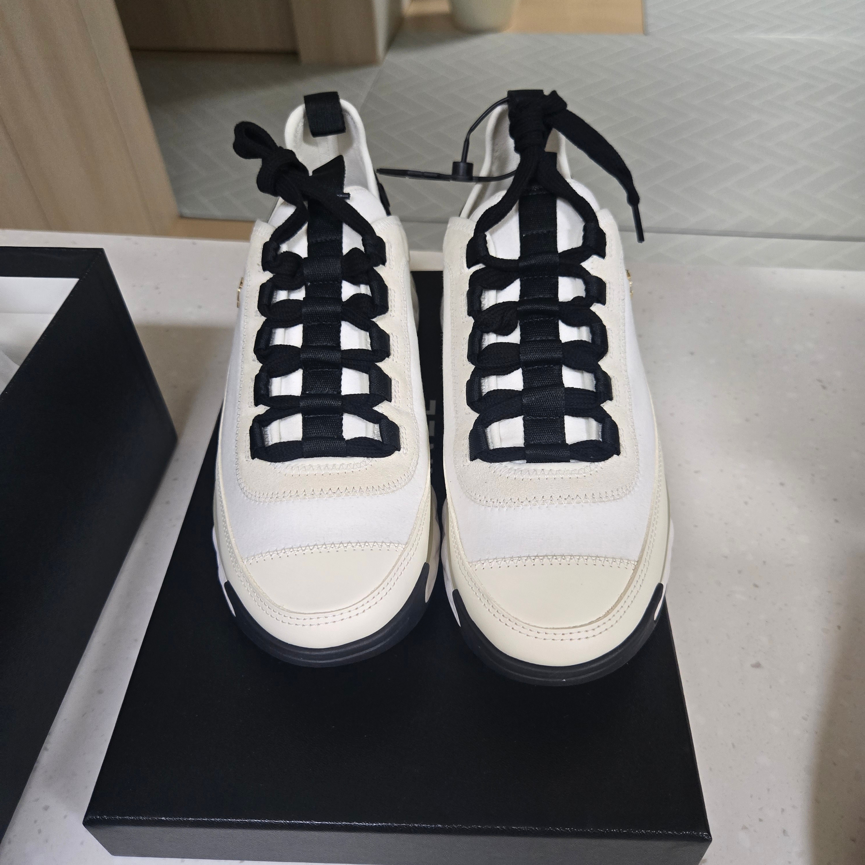 (W) Chanel Mixed Fibers Sneakers Velvet Calfskin & Gold Ivory 착용 스타일 - 5