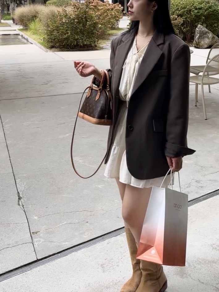 Louis Vuitton Alma BB Monogram 착용 스타일 - 5