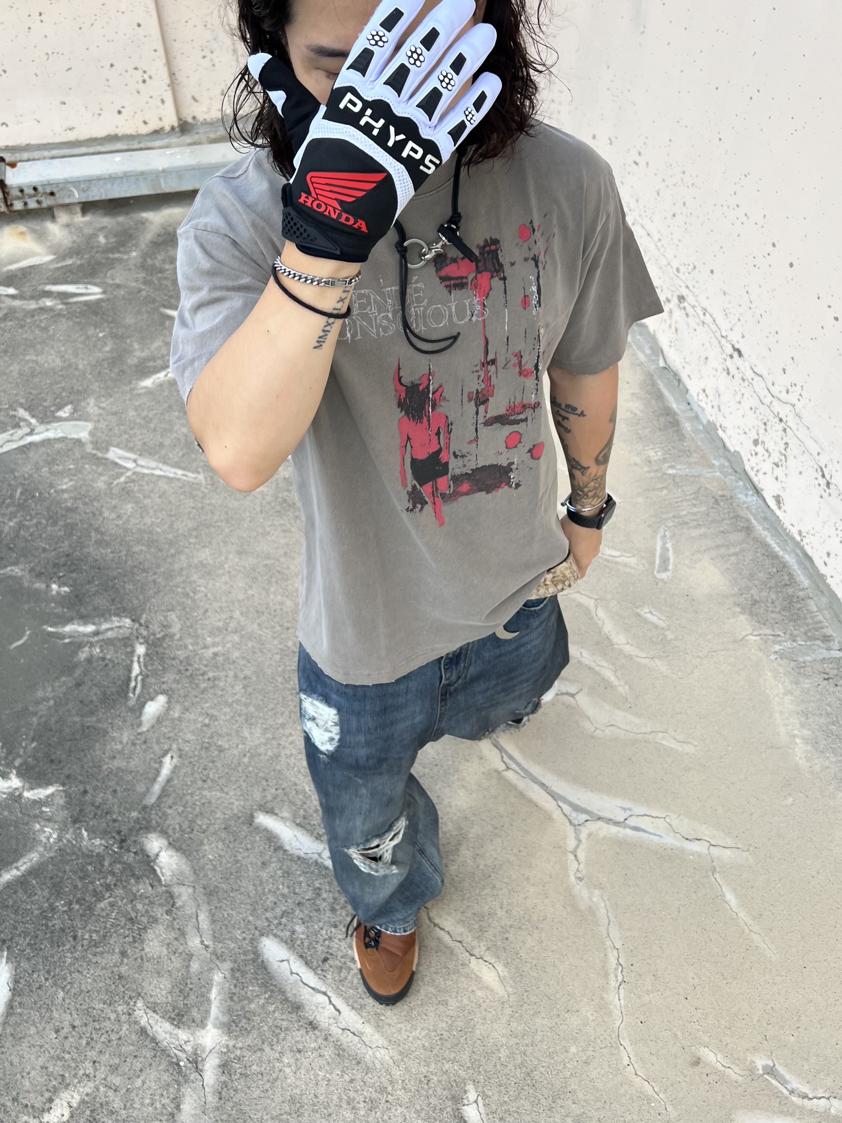 Awende Red Veil T-shirt Charcoal, Awende Dirty Washing Jean 착용 스타일 - 1