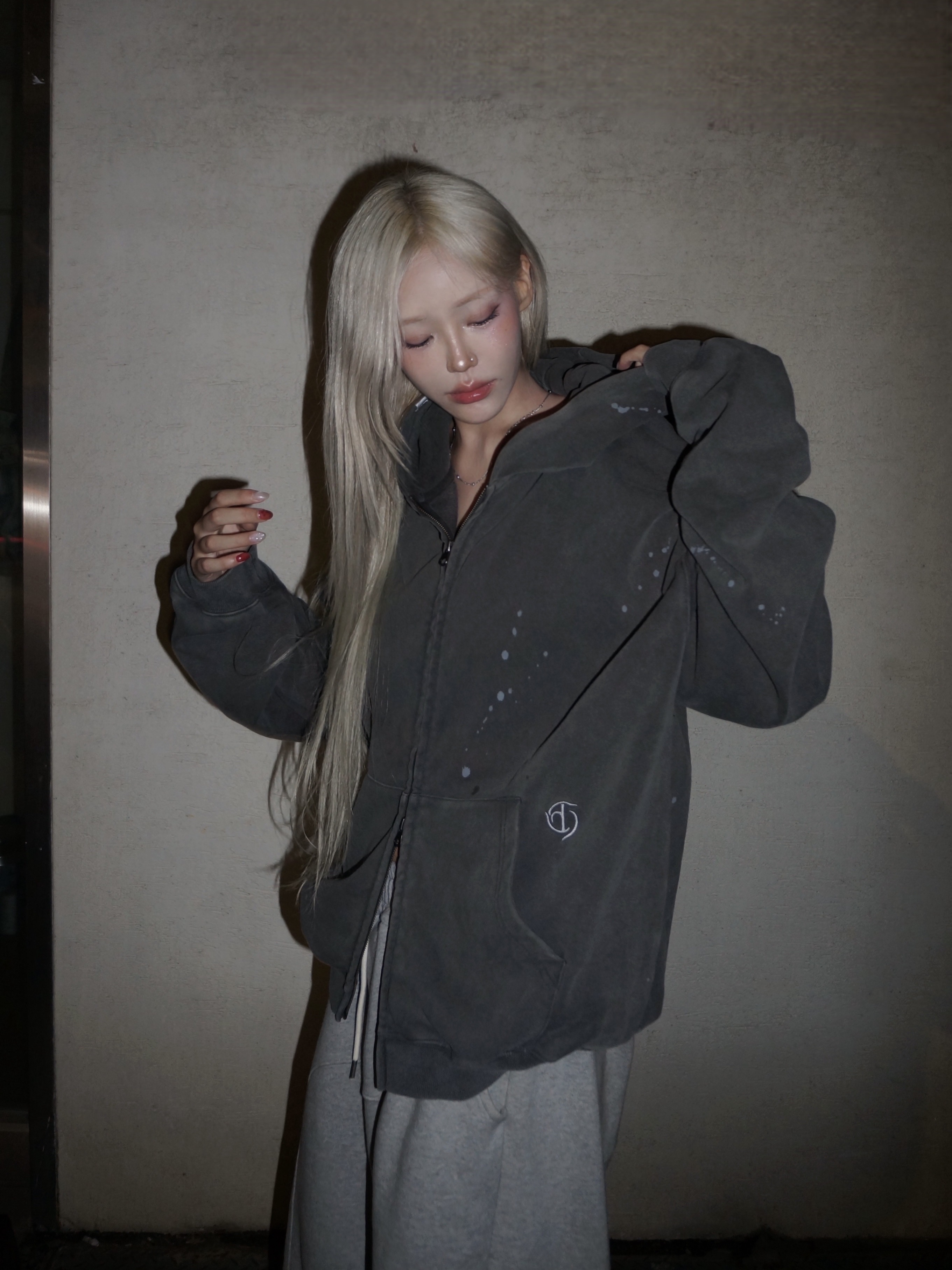 [KREAM 단독] NOMANUAL Painted Hooded Zip-up Washed Black 착용 스타일 - 2