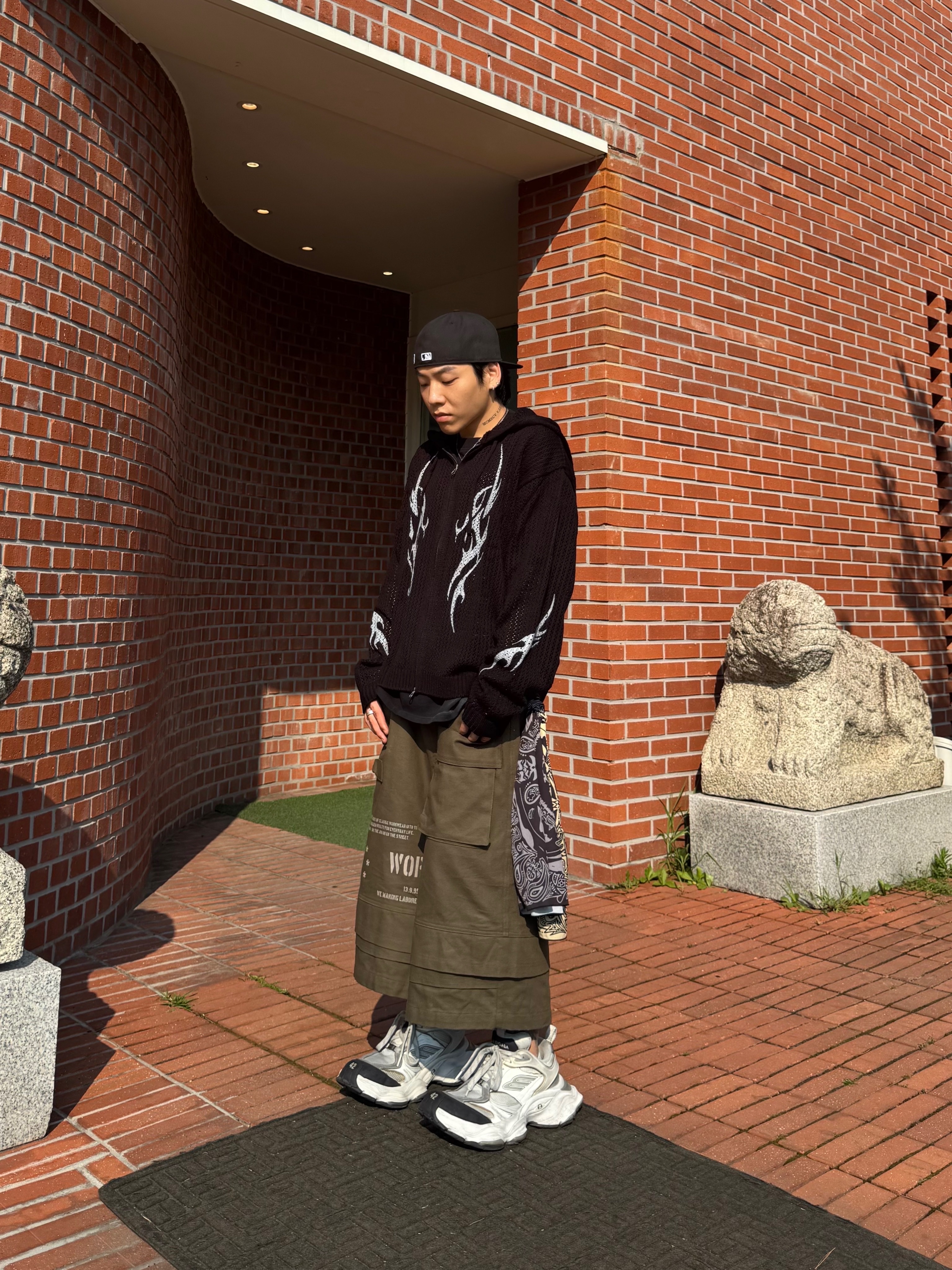 Balenciaga Cargo Sneakers White Grey, Wapworks Engineered Oxford Bermuda Khaki 착용 스타일 - 3