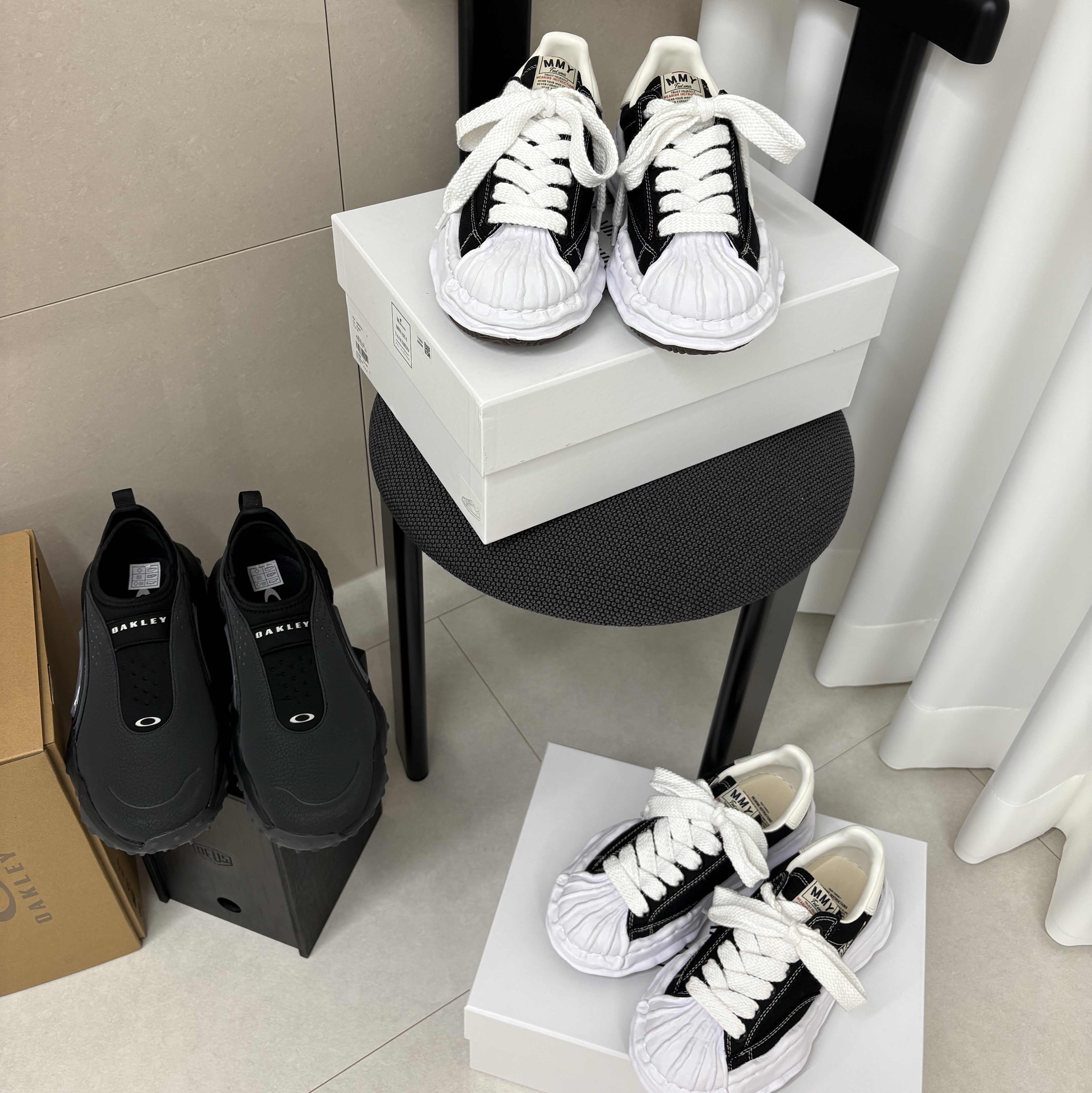 Maison Mihara Yasuhiro Blakey OG Sole Canvas Low-top Sneakers Black White, Oakley Edge Icon Blackout 착용 스타일 - 1