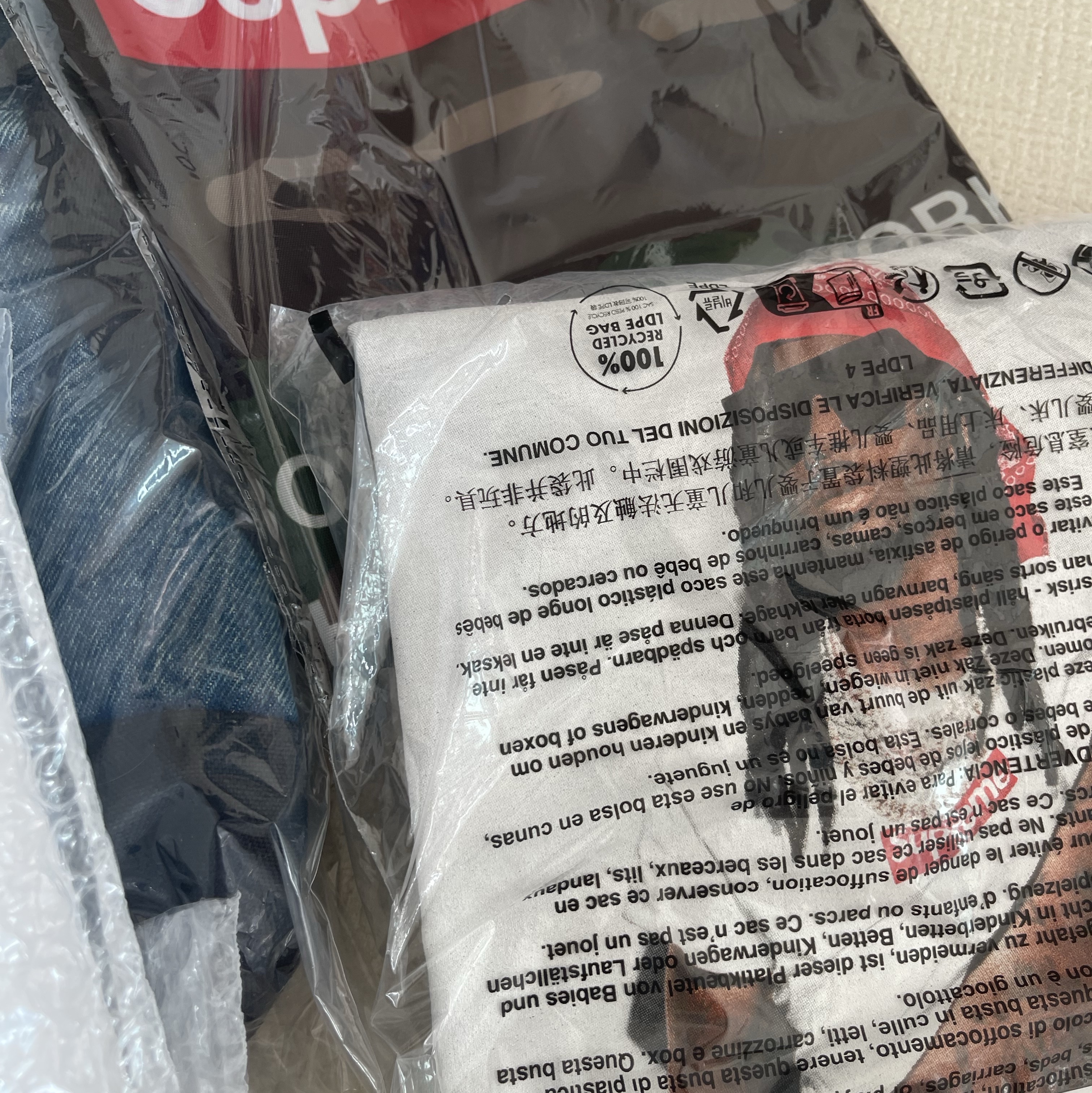 Supreme Denim Backpack Washed Indigo - 25FW, Supreme x SyuRo Tinplate Box Silver - 25FW 착용 스타일 - 7