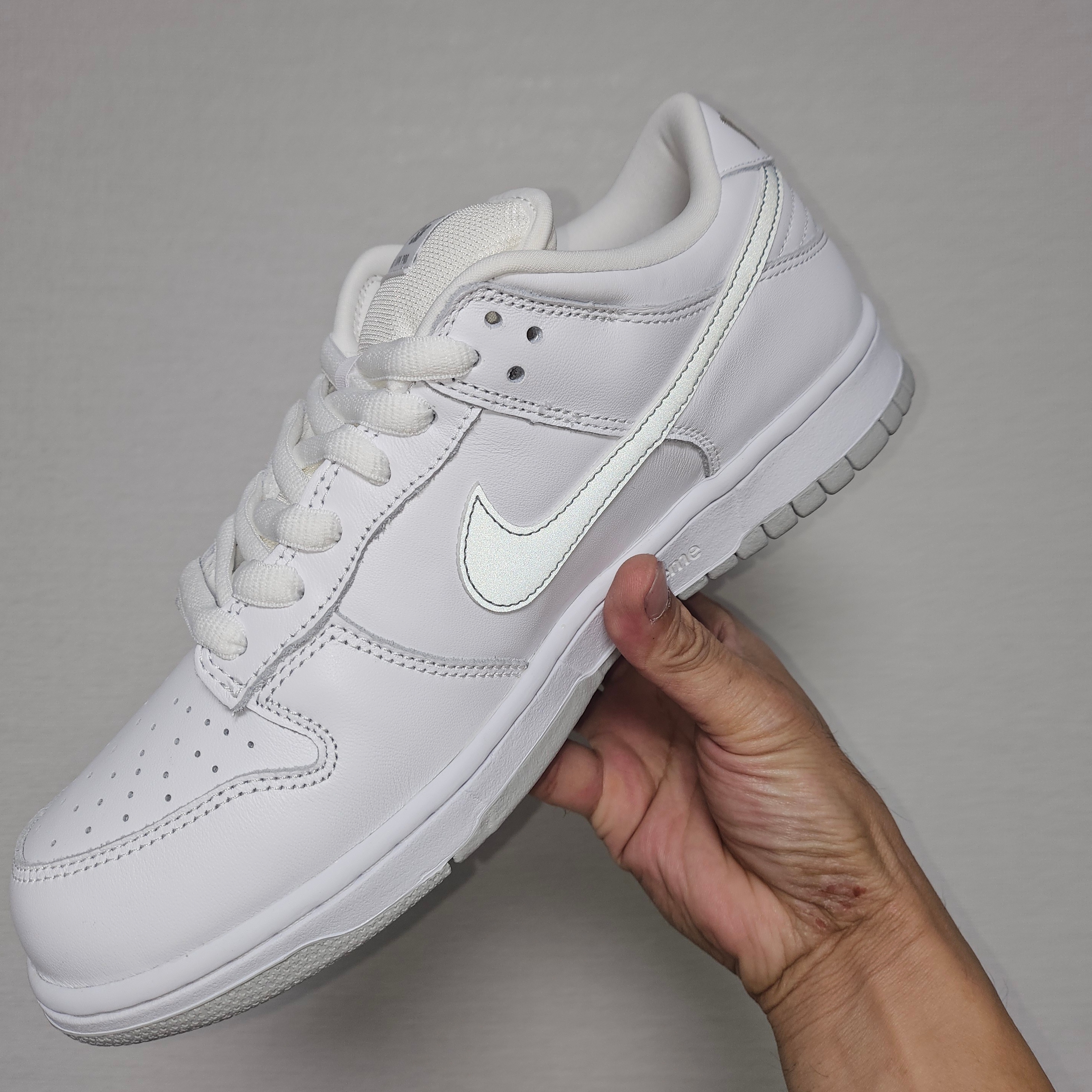 Nike x Supreme SB Dunk Low White 착용 스타일 - 2