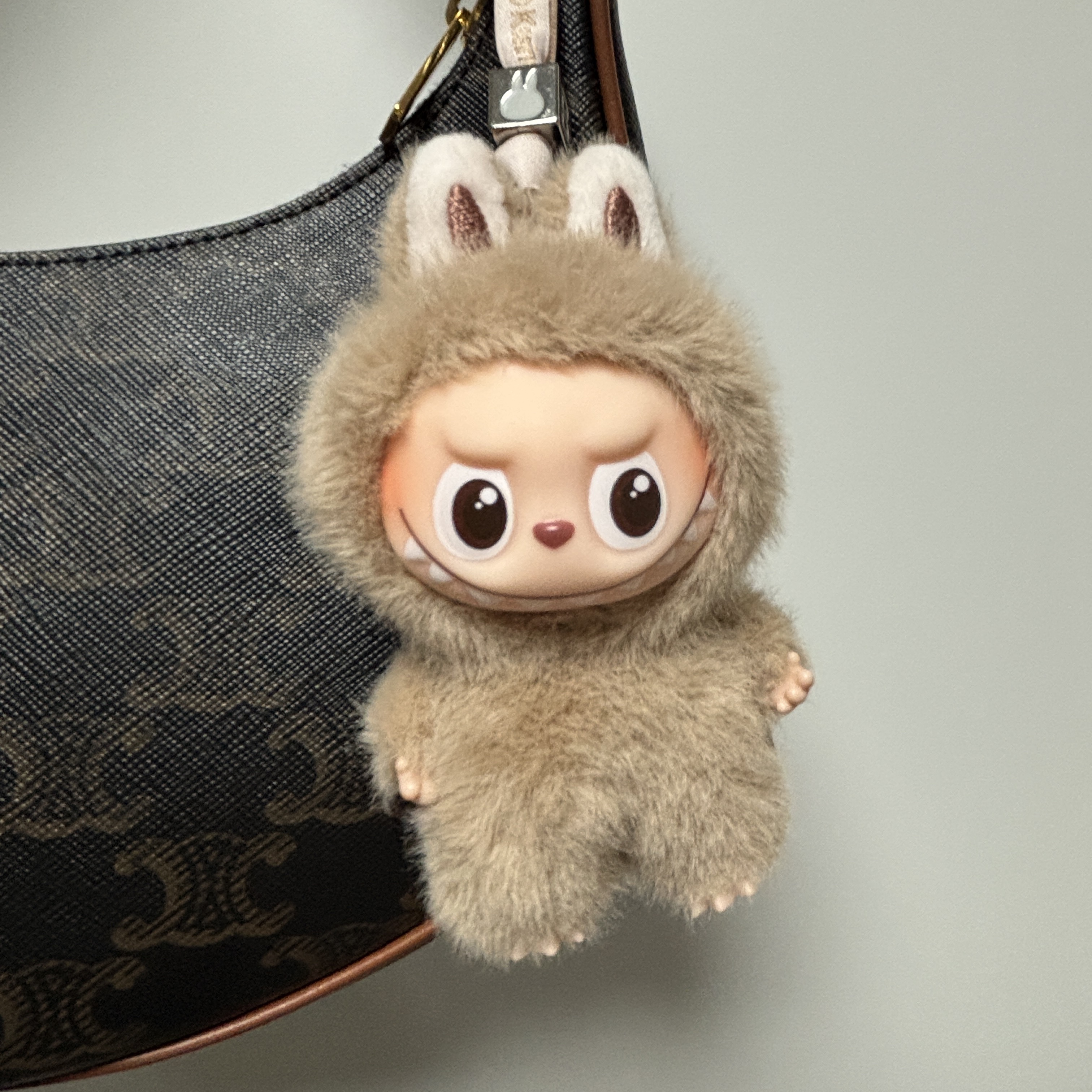 Pop Mart Labubu The Monsters Pin For Love Series Vinyl Plush Pendant (A-M) B (Opened Case) 착용 스타일