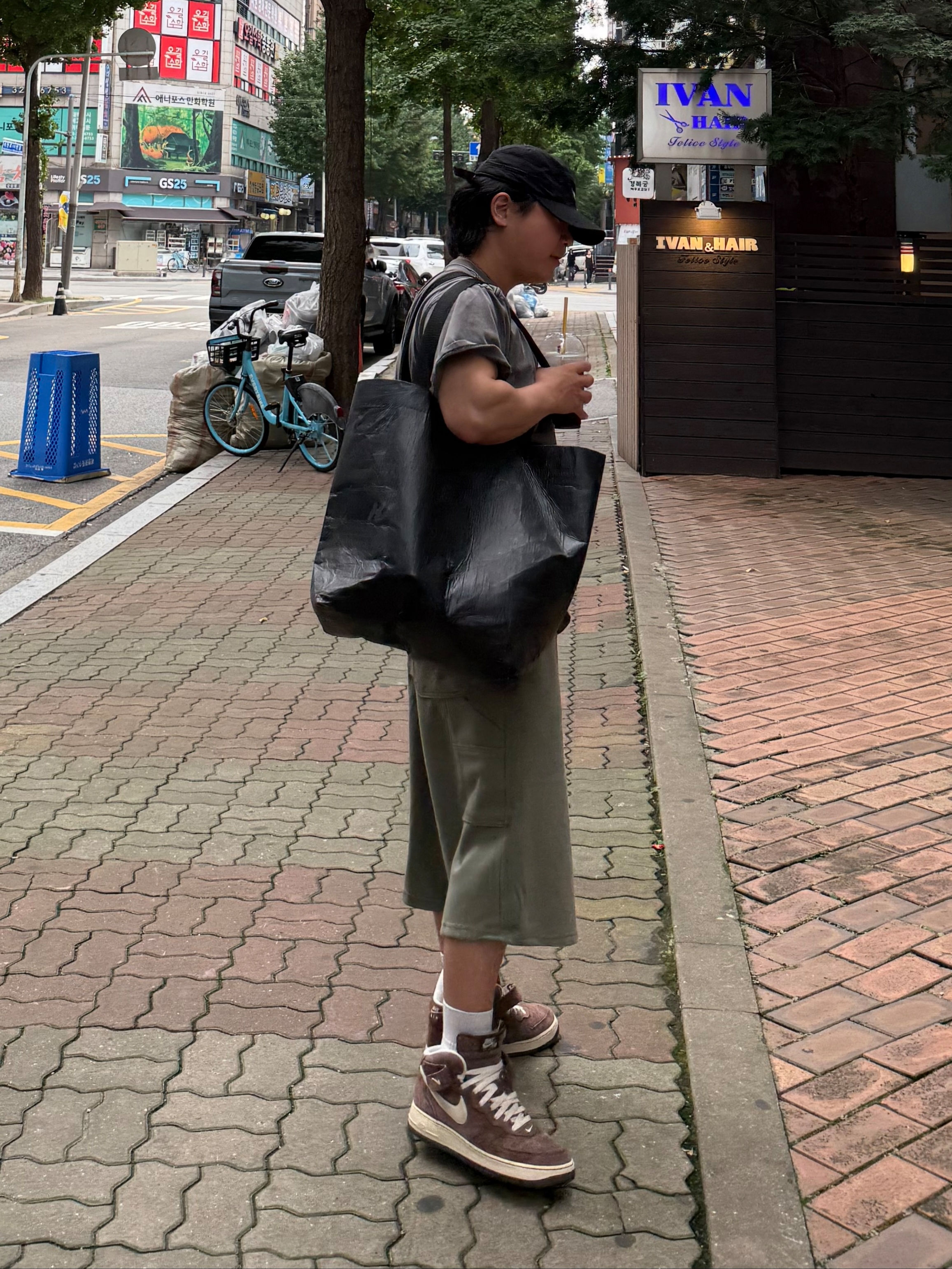 Converse x Patta Four Leaf Clover Short Sleeve T-Shirt Black, Nike Air Force 1 Mid '07 QS Chocolate 착용 스타일 - 3