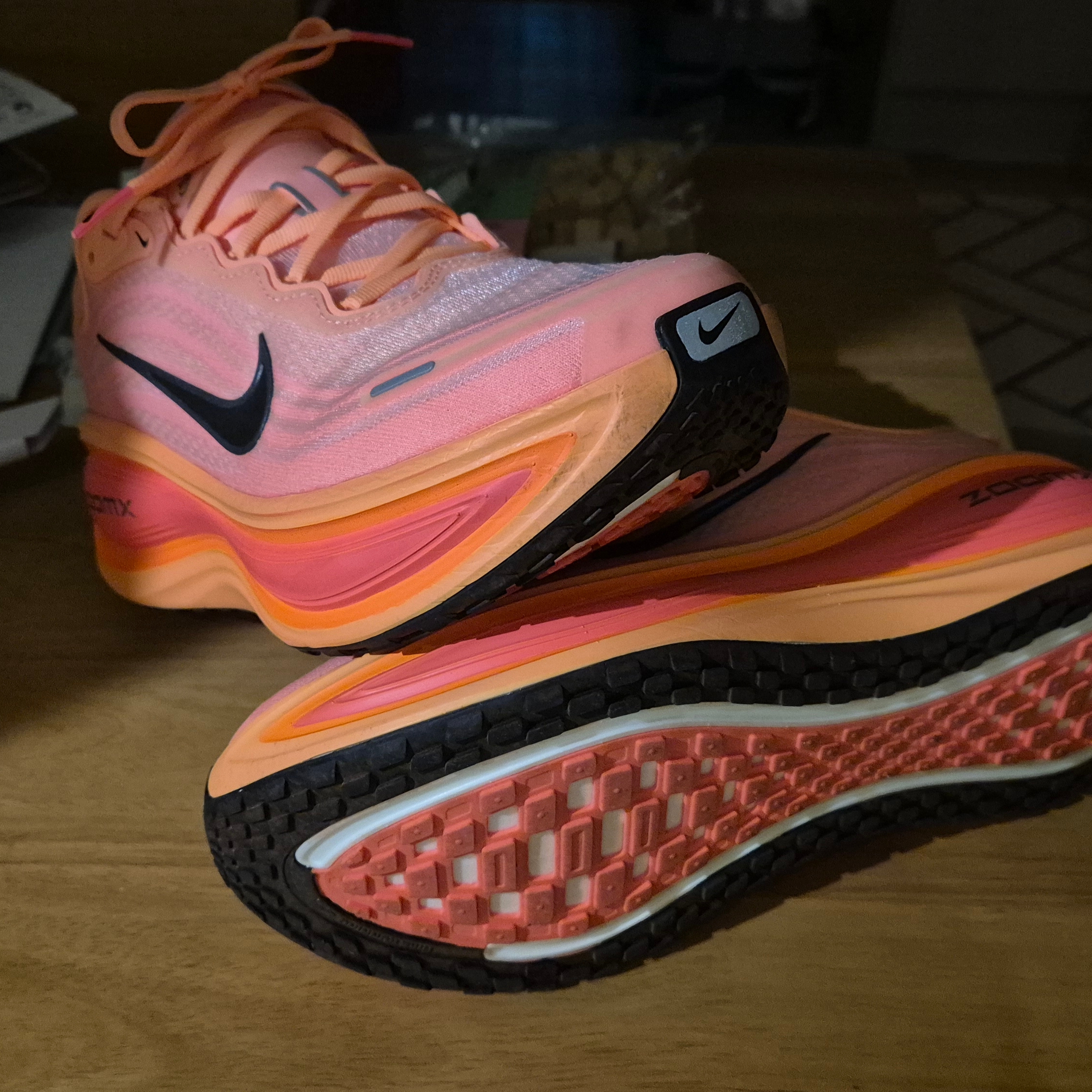 Nike Vomero Plus Orange Pulse Hot Lava 착용 스타일 - 1