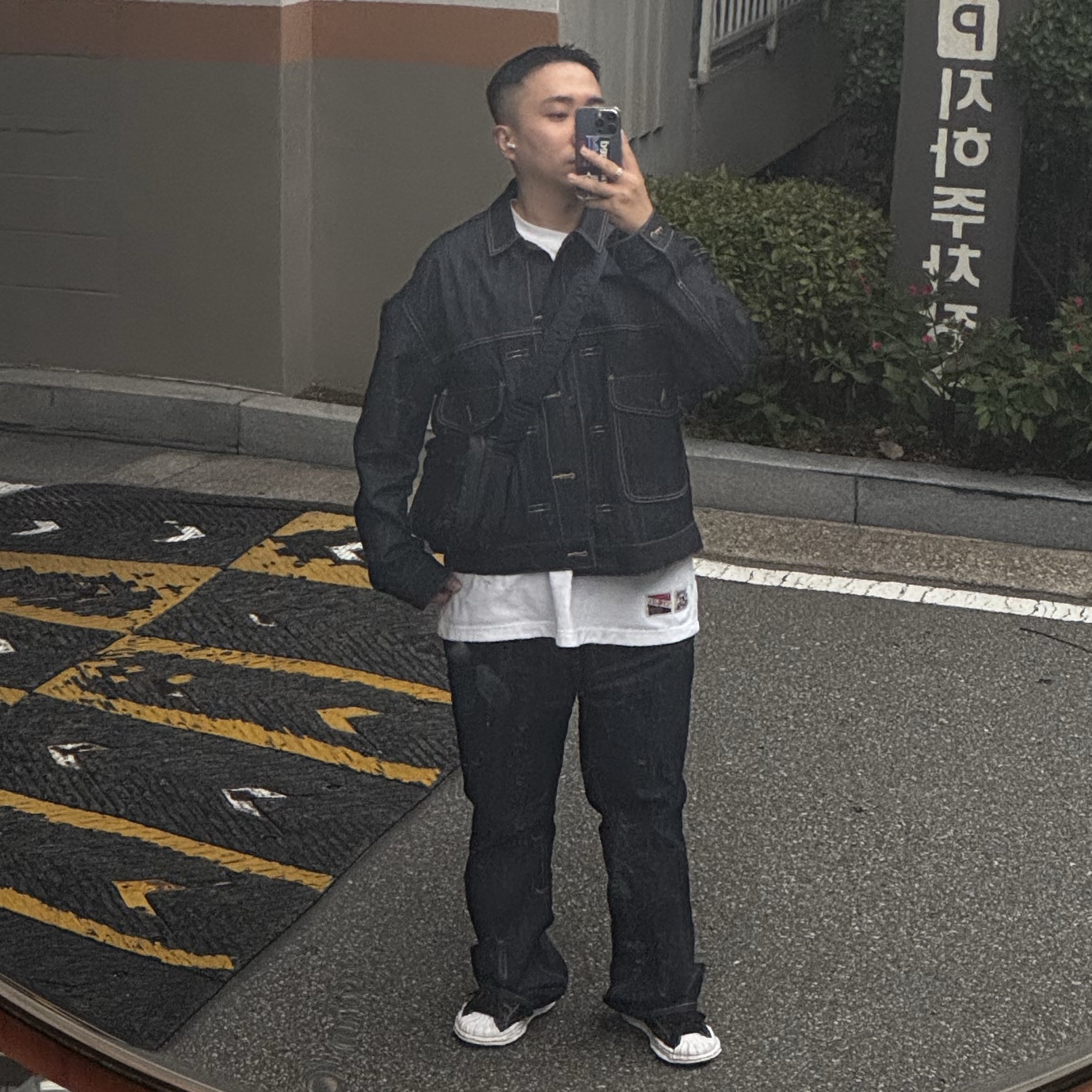 Maison Mihara Yasuhiro Blakey OG Sole Leather Low-top Sneakers Black, Porter Tanker Shoulder Bag S Iron Blue 착용 스타일