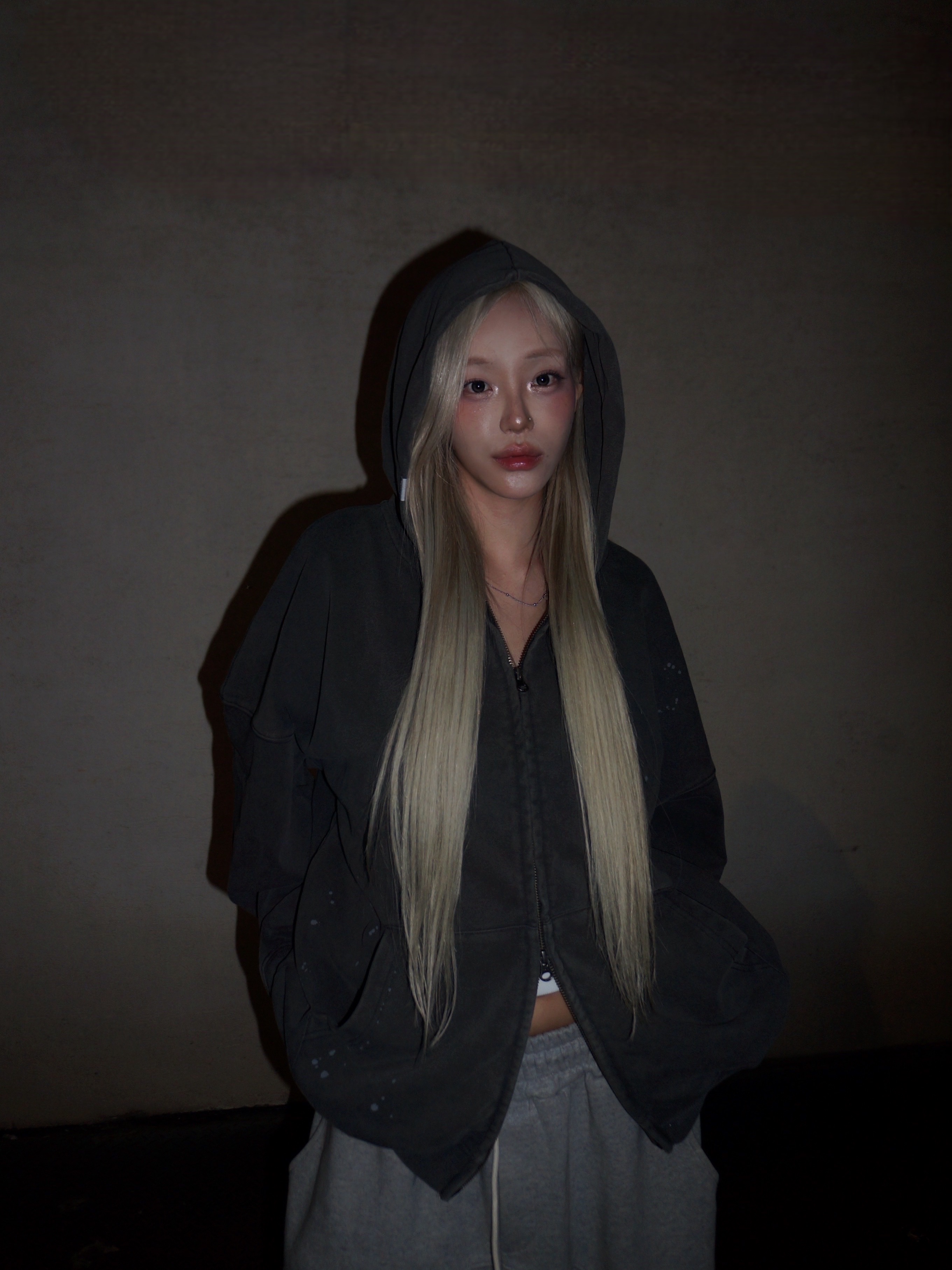 [KREAM 단독] NOMANUAL Painted Hooded Zip-up Washed Black 착용 스타일 - 4