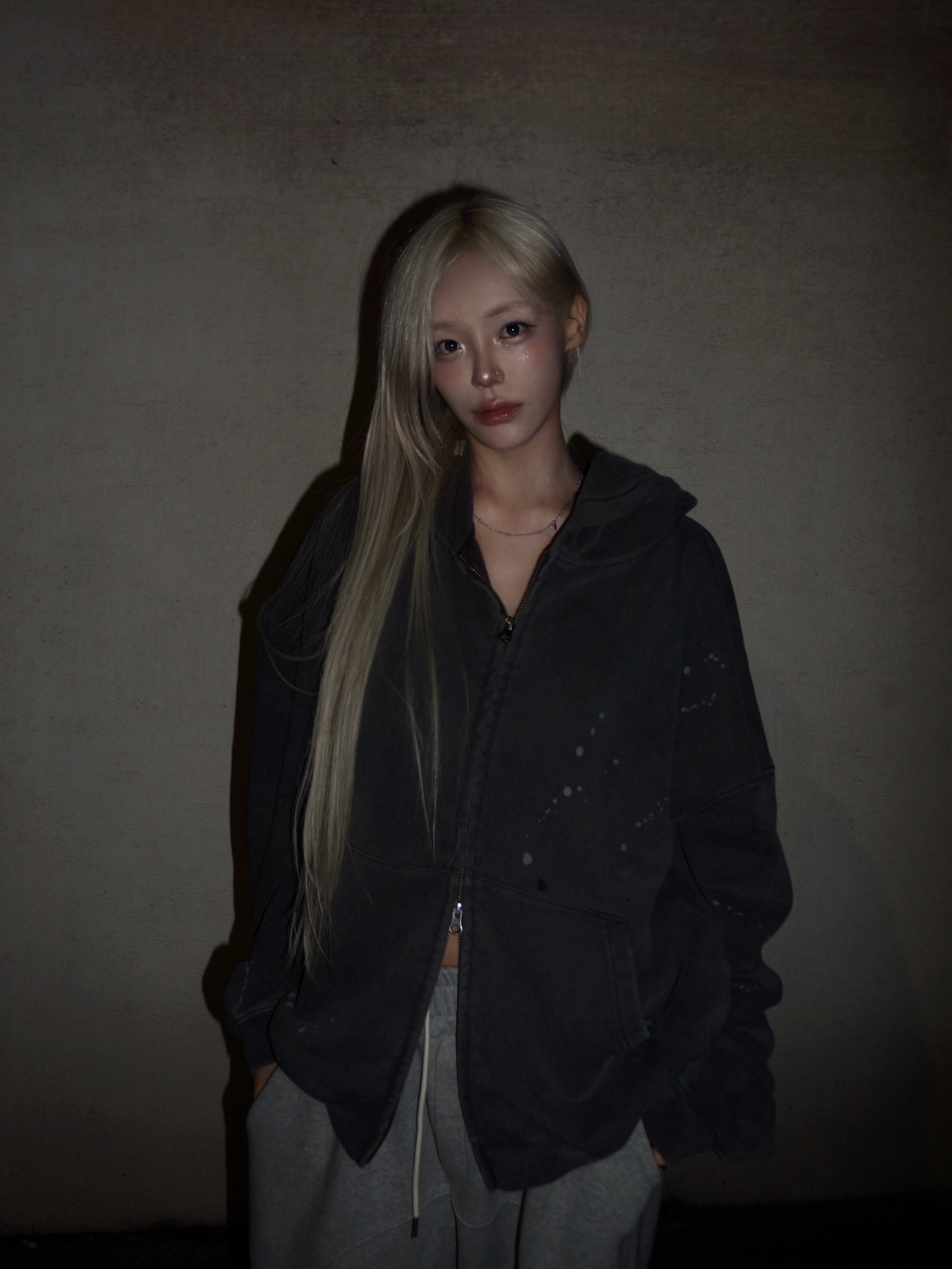 [KREAM 단독] NOMANUAL Painted Hooded Zip-up Washed Black 착용 스타일 - 3