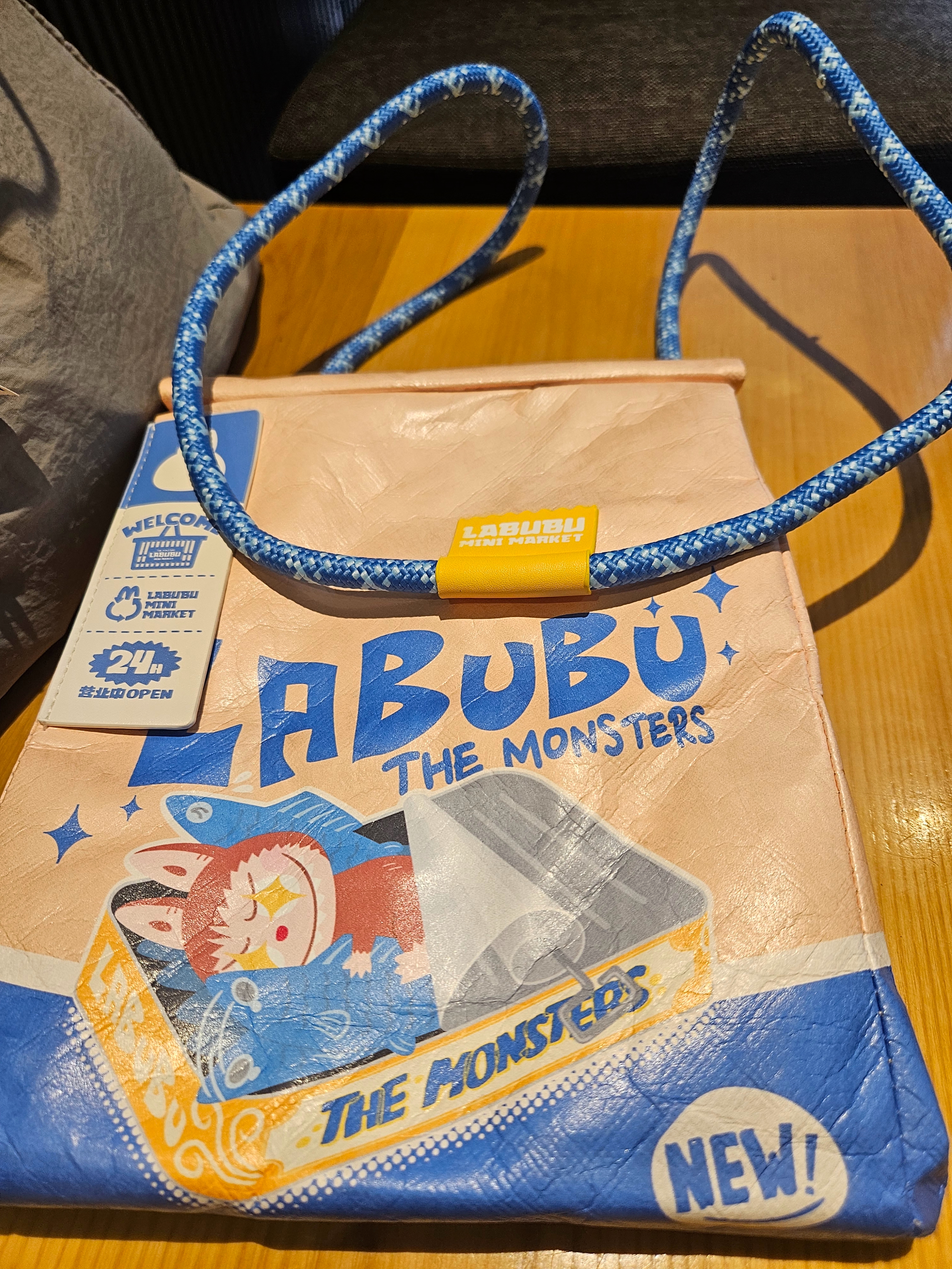 Pop Mart Labubu The Monsters Wacky Mart Series Messenger Bag, Human Made Heart Rubber Coaster Yellow 착용 스타일 - 4