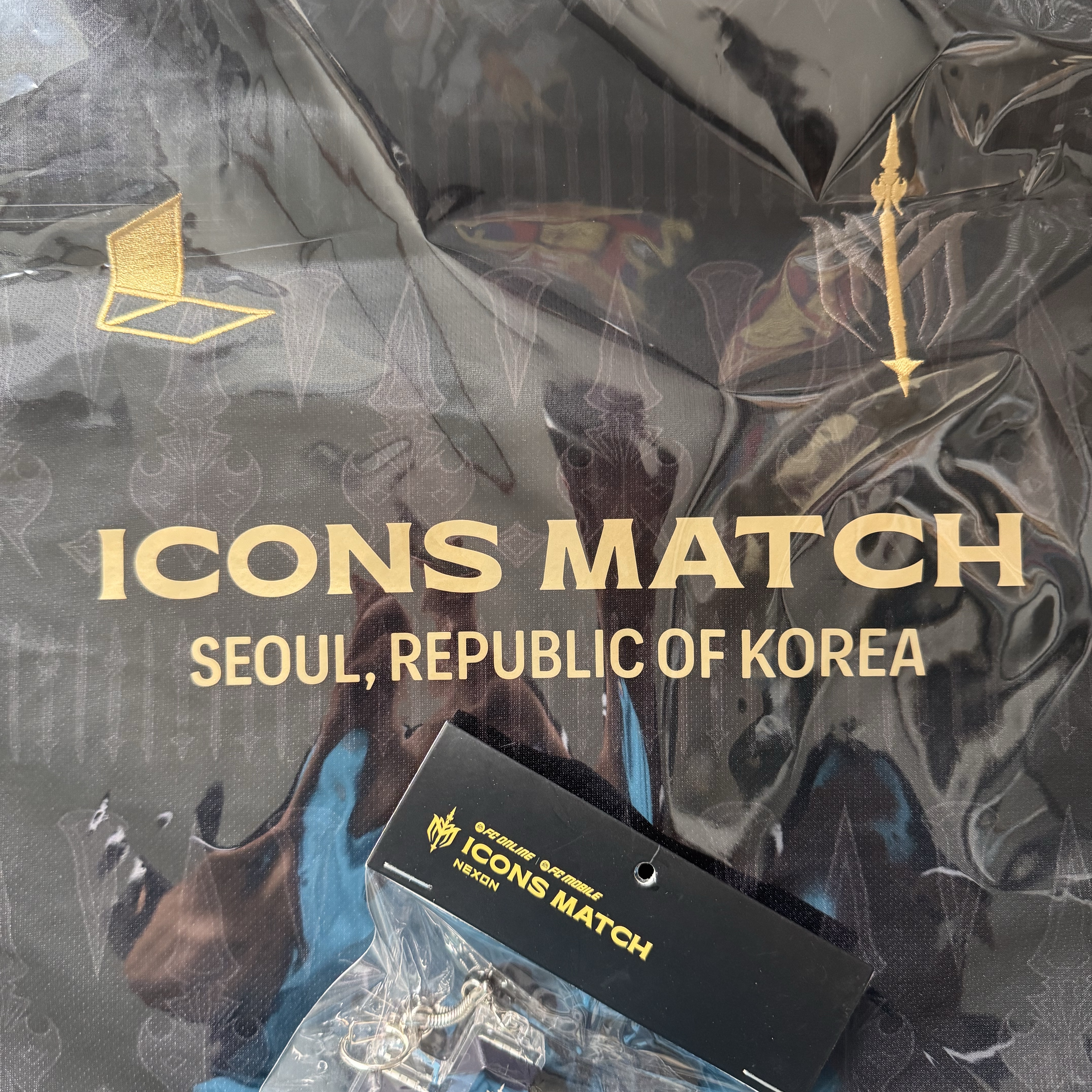 Keycap keyring Black 착용 스타일