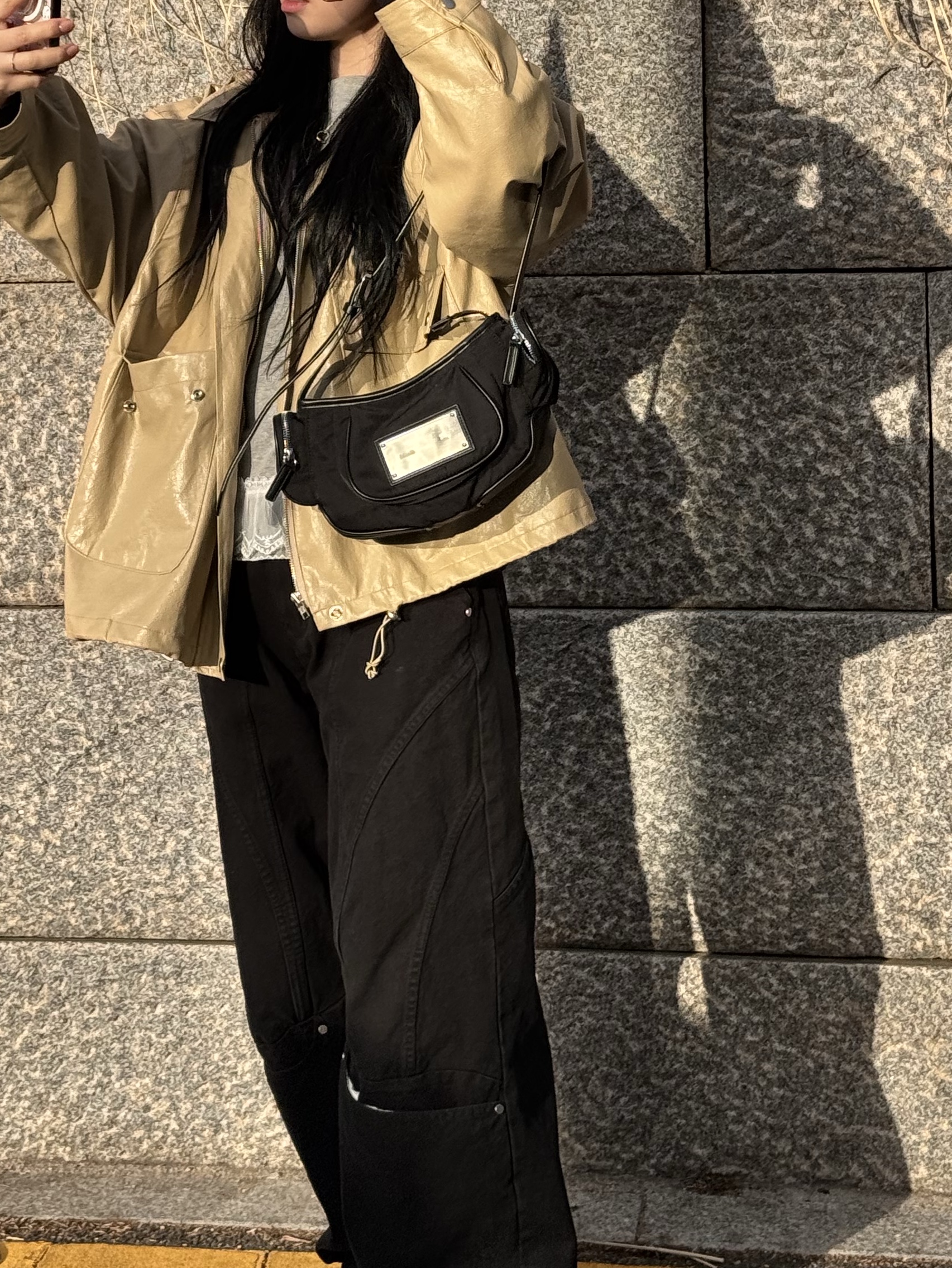 Matin Kim Madeleine Round Bag Black 착용 스타일 - 2