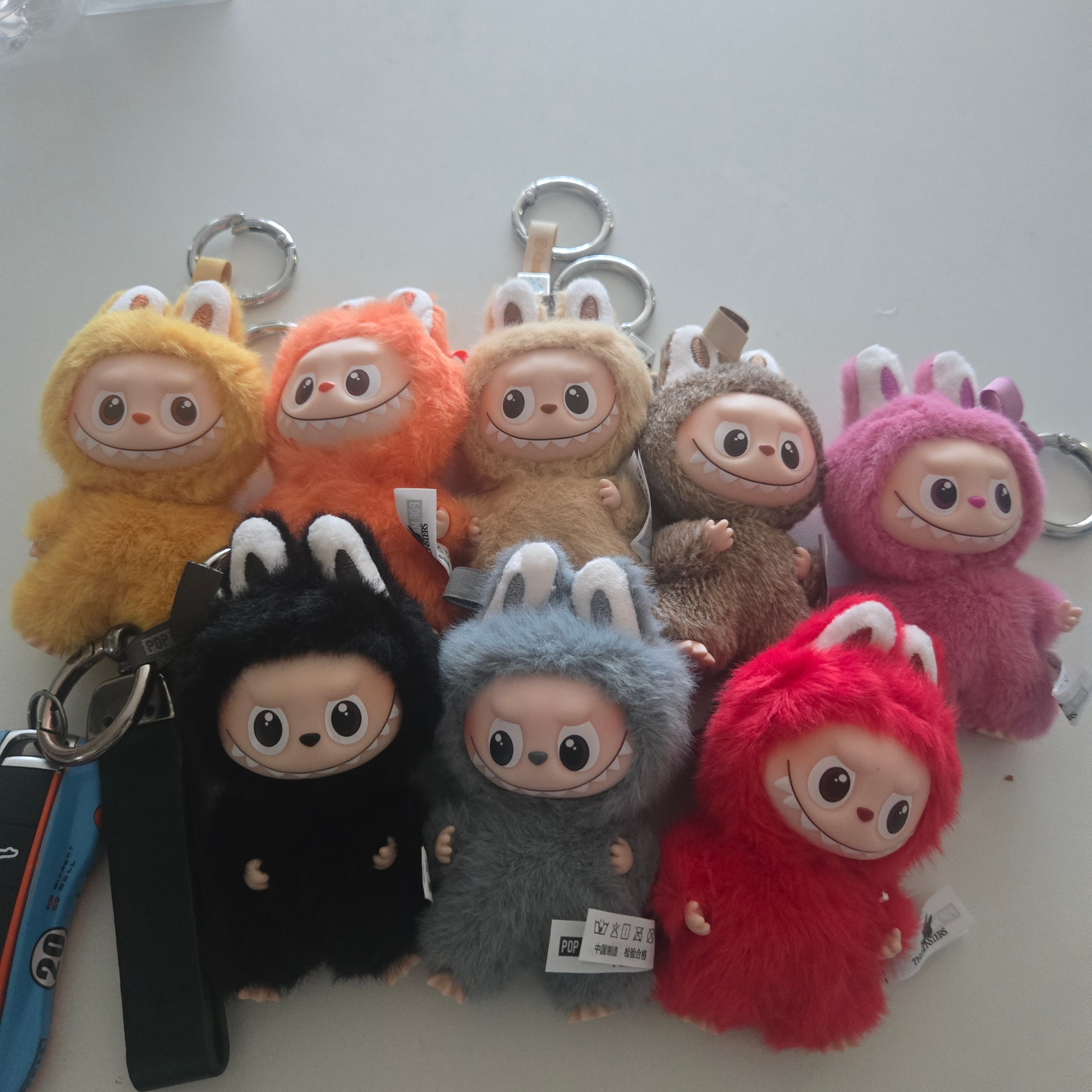 Pop Mart Labubu The Monsters Pin For Love Series Vinyl Plush Pendant Sealed Case (N-Z) (14 Blind Boxes) 착용 스타일