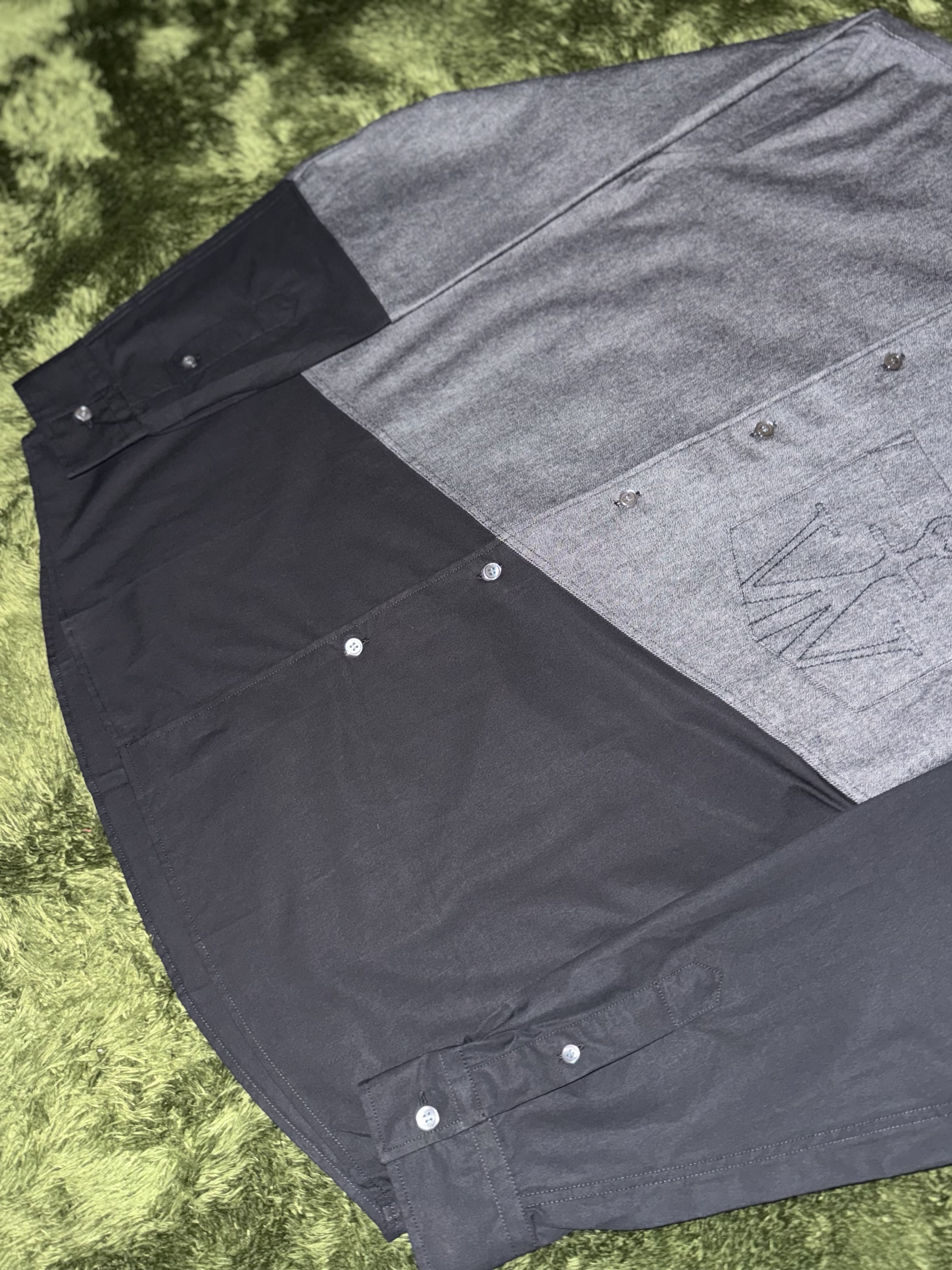 JW Anderson Two Tone Classic Fit Shirt Chambray Black 착용 스타일 - 3