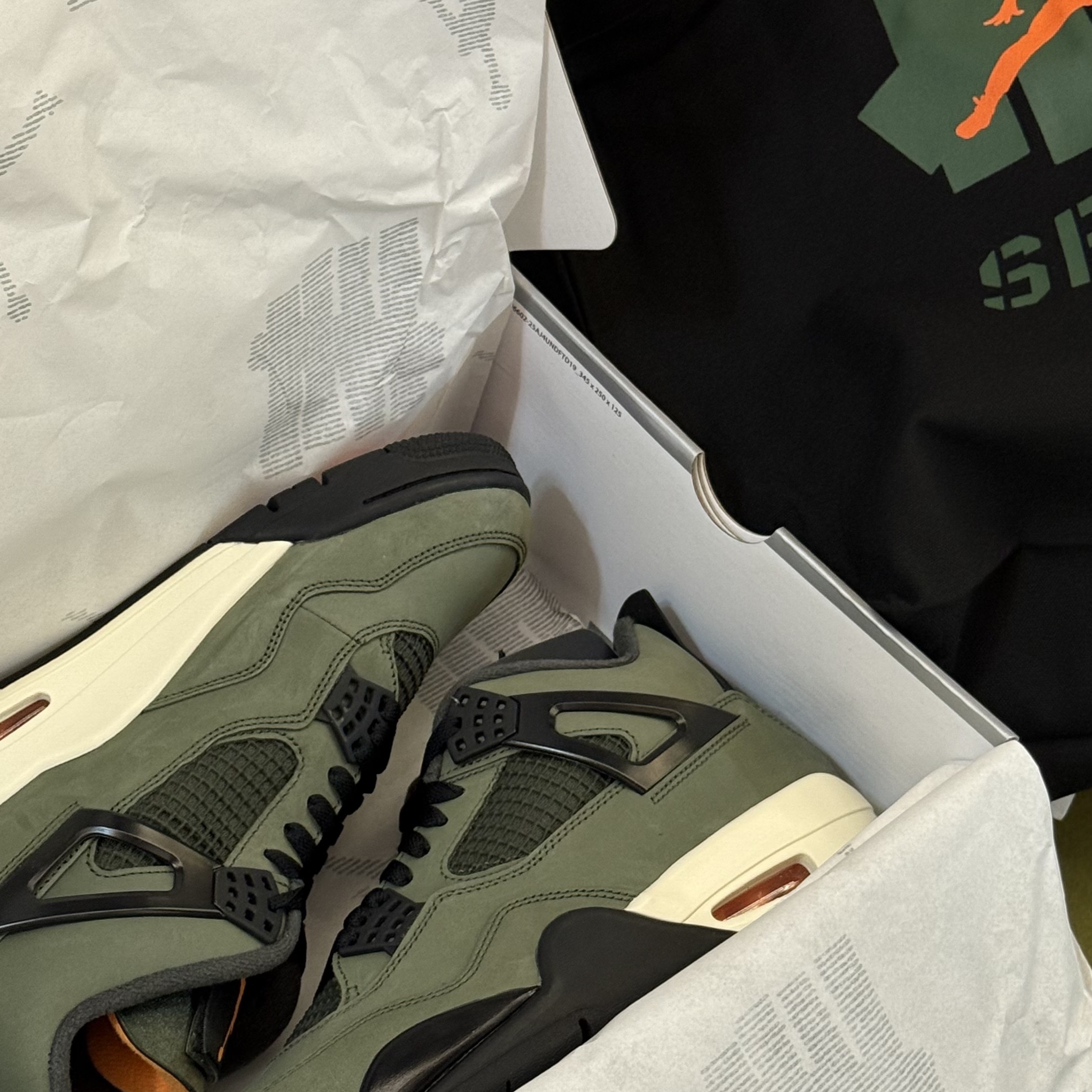 Jordan 4 x Undefeated Retro OG SP Deep Green and Clementine 착용 스타일