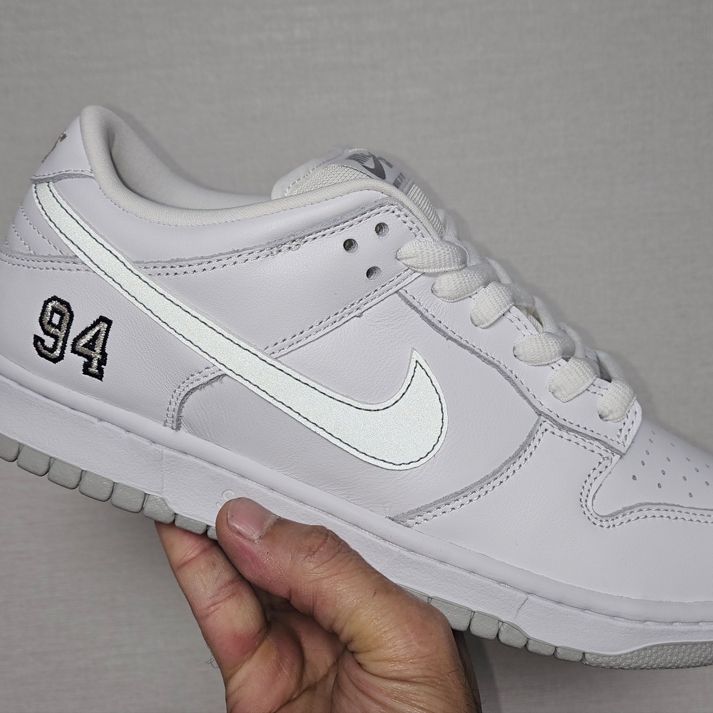 Nike x Supreme SB Dunk Low White 착용 스타일 - 1