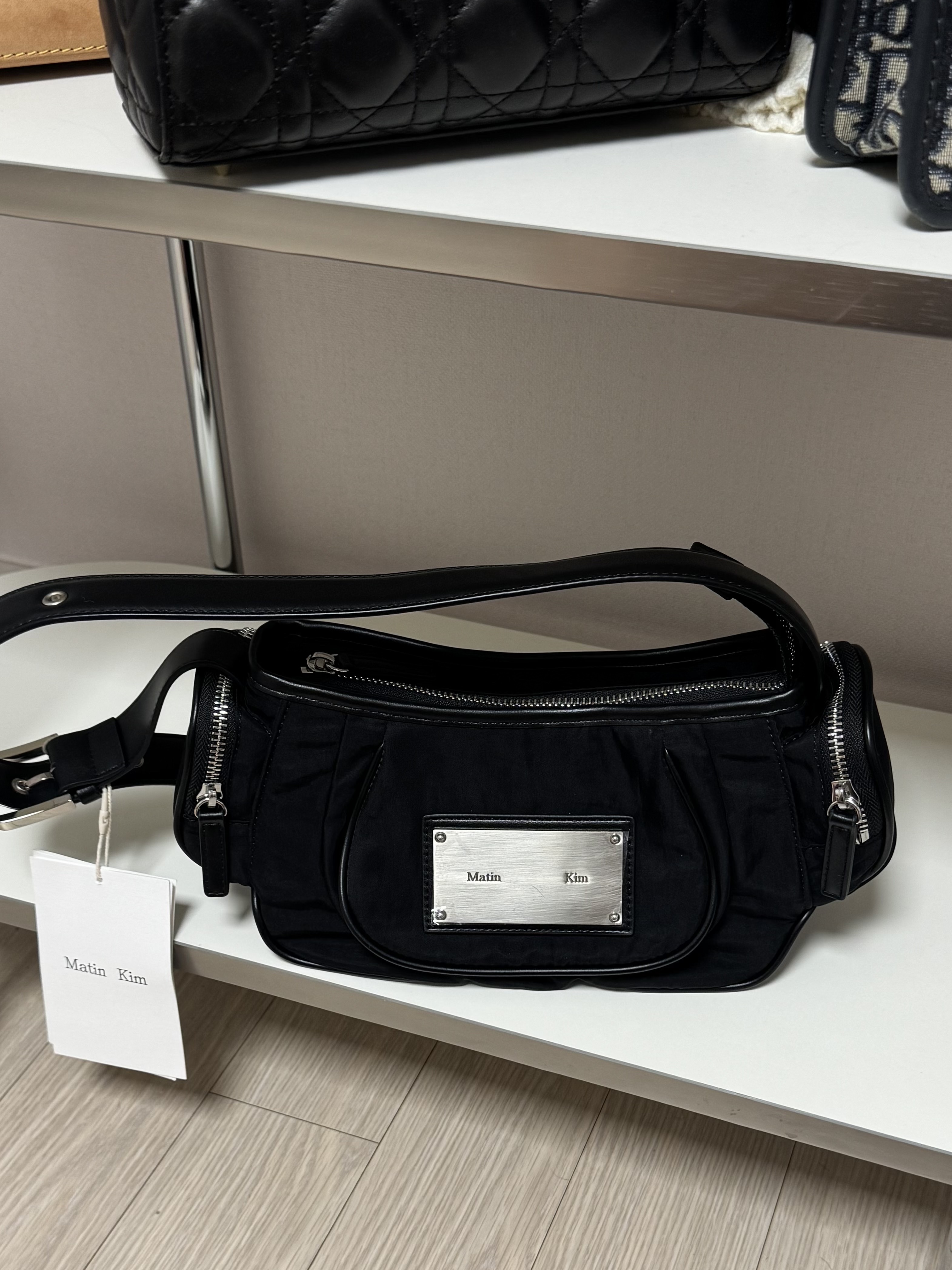 Matin Kim Madeleine Round Bag Black 착용 스타일 - 1
