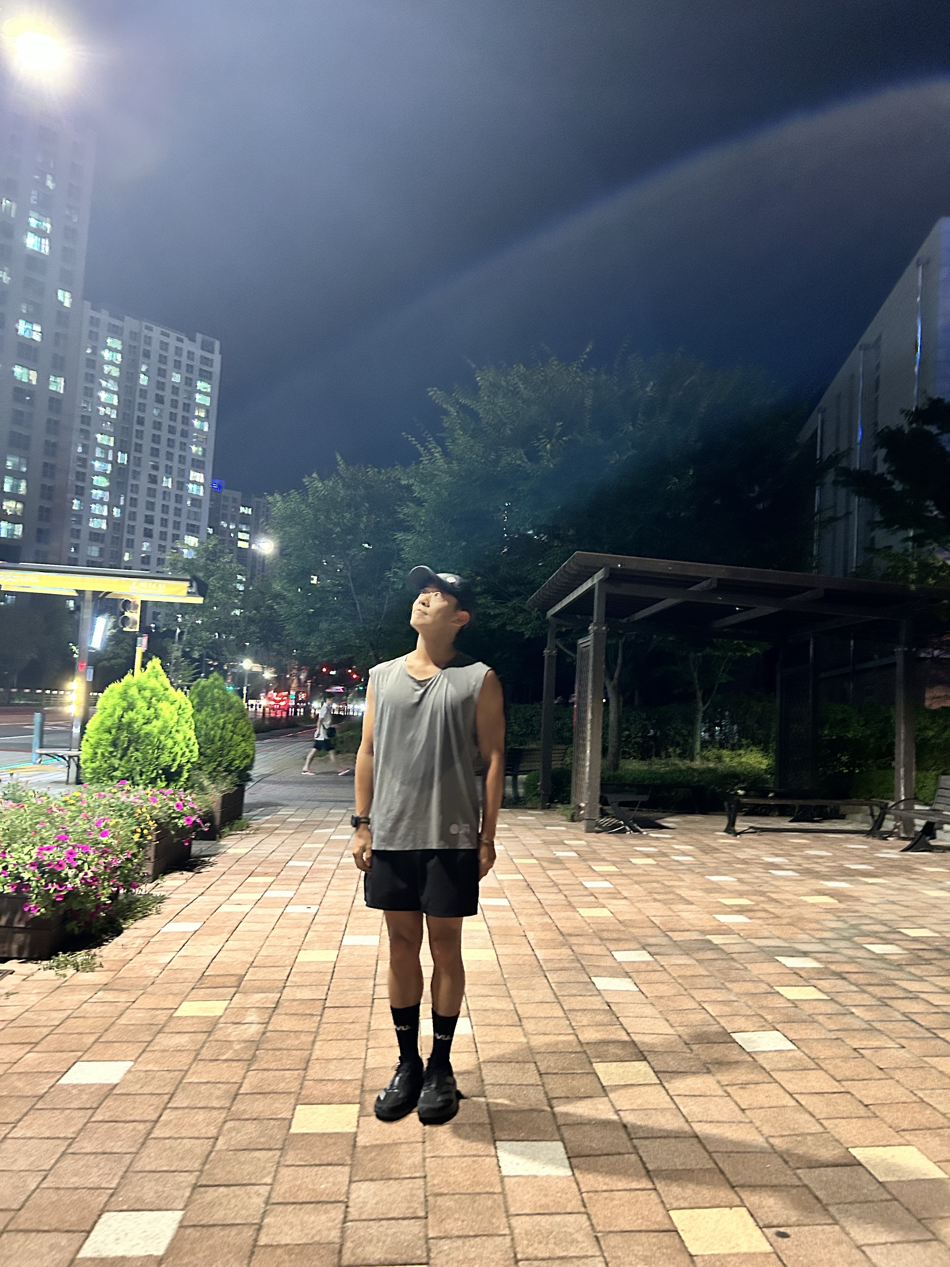 Optimistic Runners Recycled OR Tank Top Graphite Grey, On Running Performance Cap Black 착용 스타일