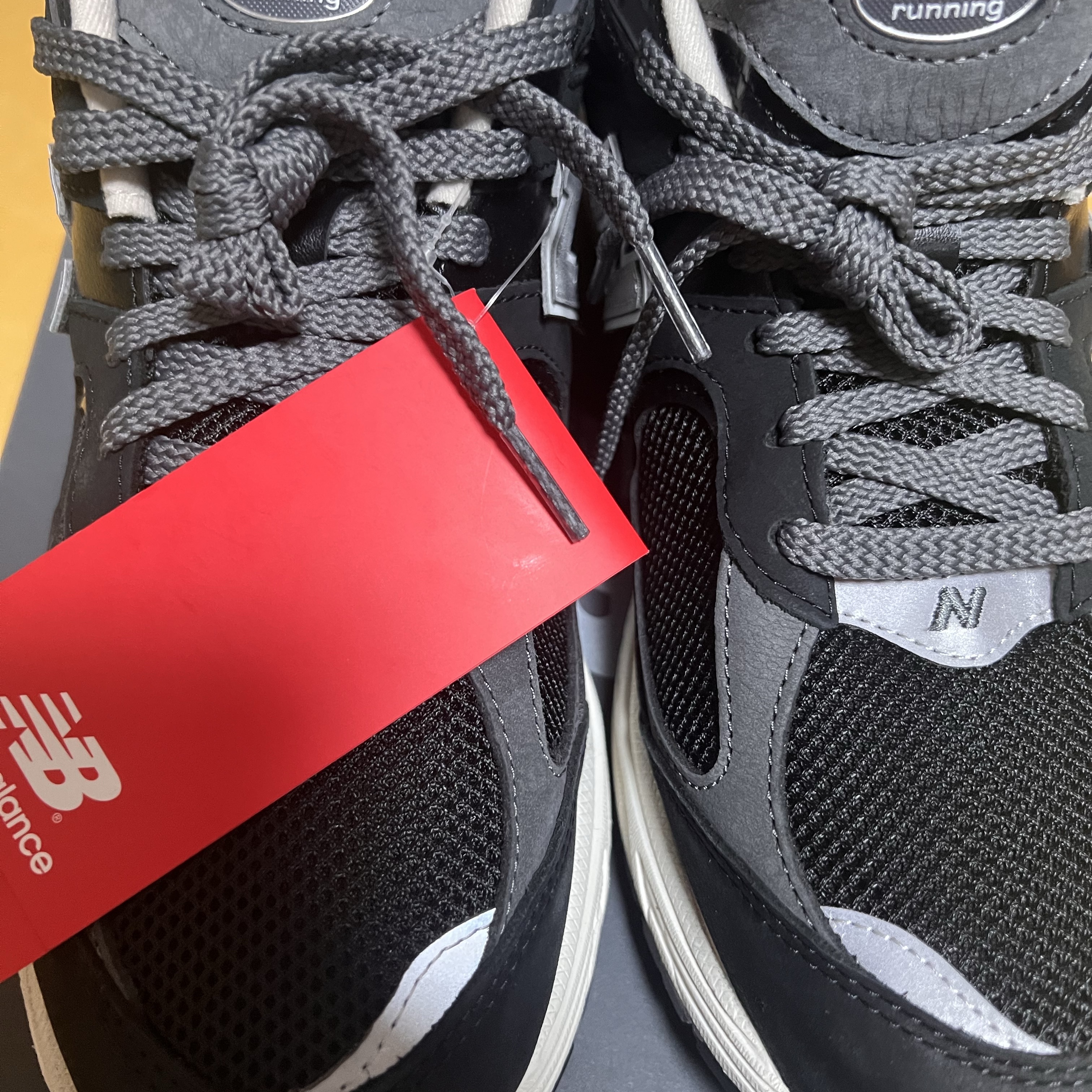 New Balance 2002R Premium Vintage Black 착용 스타일