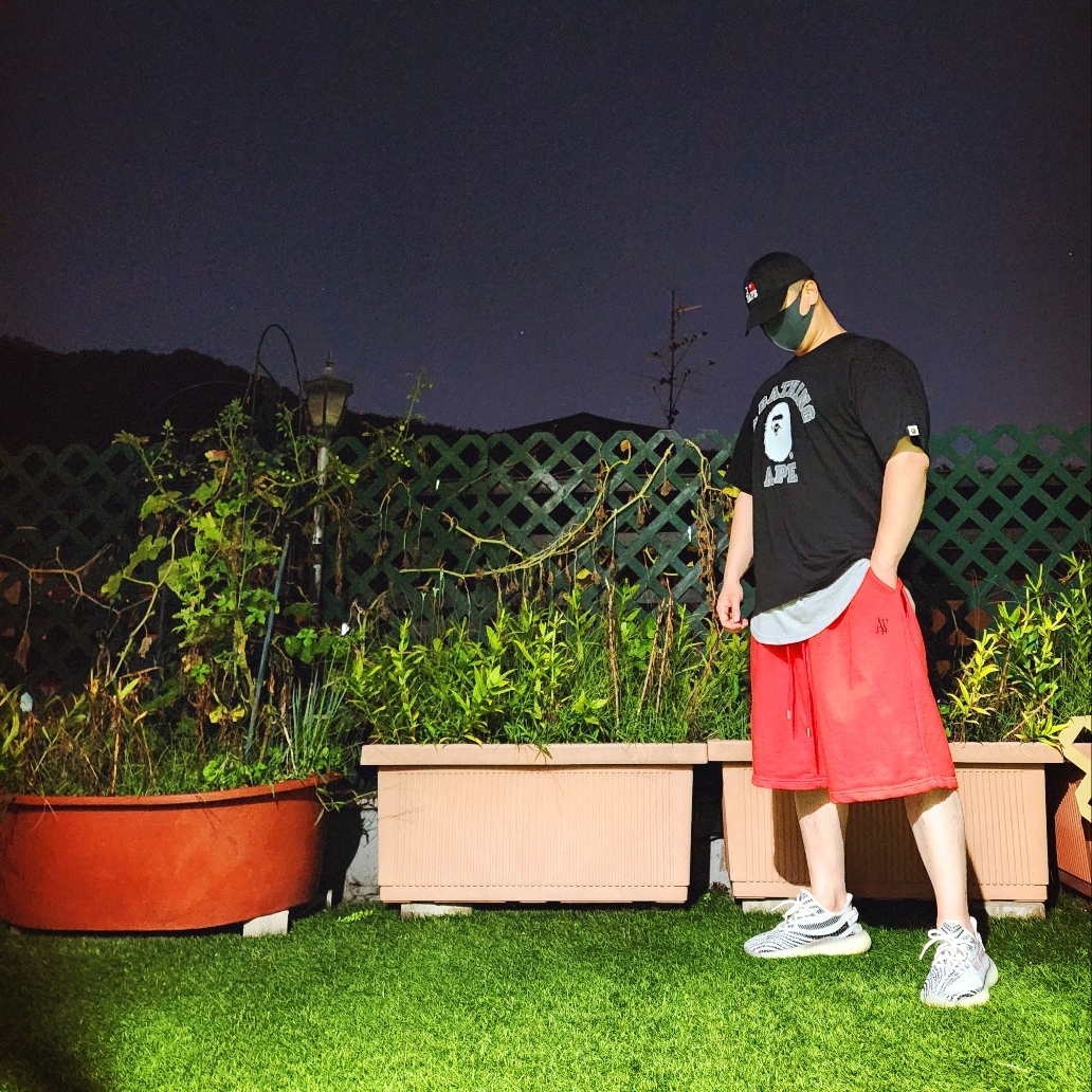 BAPE Logo Cotton Twill Cap Black, BAPE Hand Drawn College Relaxed Fit T-Shirt Black 착용 스타일 - 1