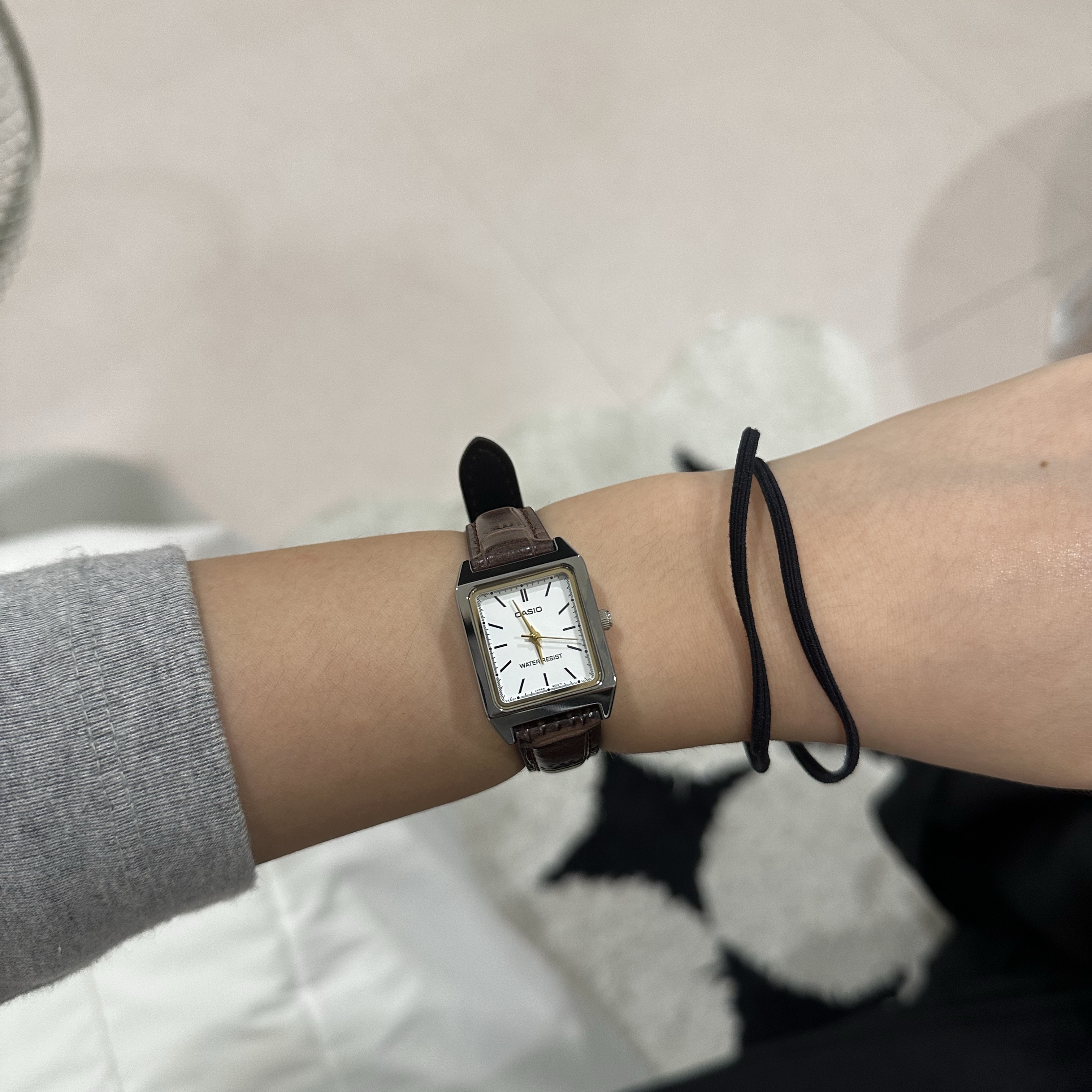 Casio LTP-V007L-7E2 착용 스타일