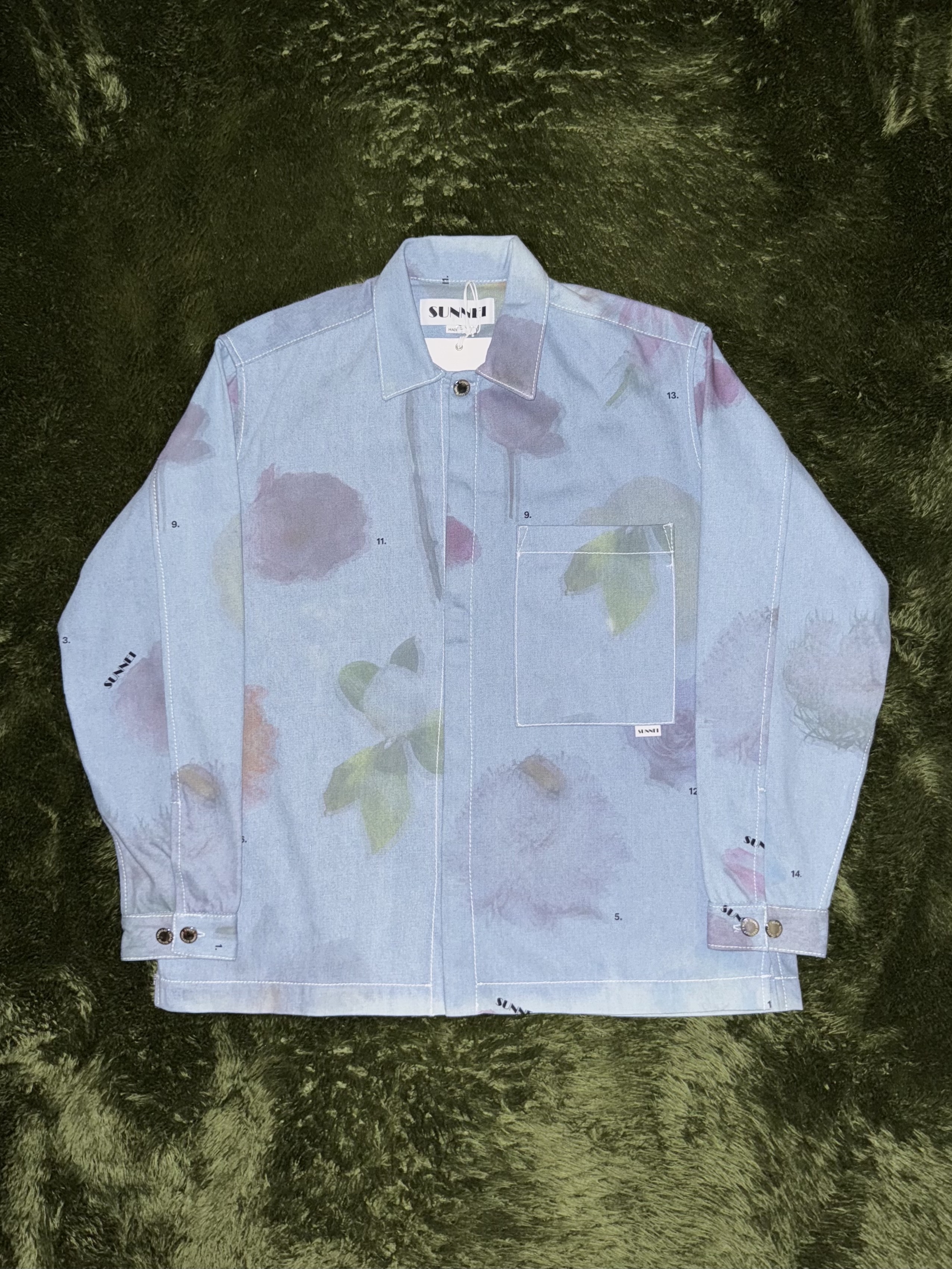 Sunnei Floral Printed Denim Shirt Light Wash 착용 스타일 - 1