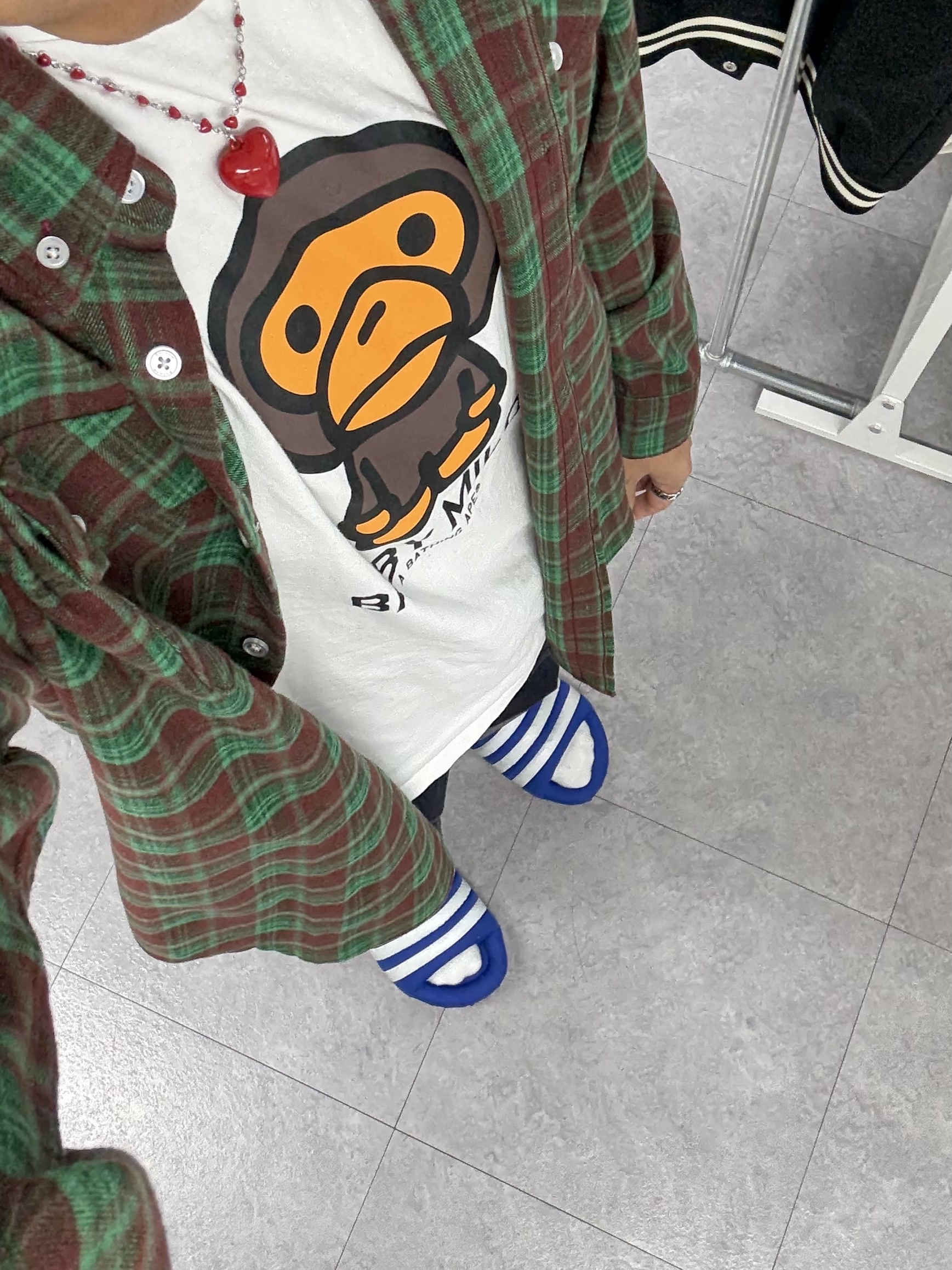 BAPE Baby Milo T-Shirt White, Adidas Adilette 24 Core Black Cloud White 착용 스타일