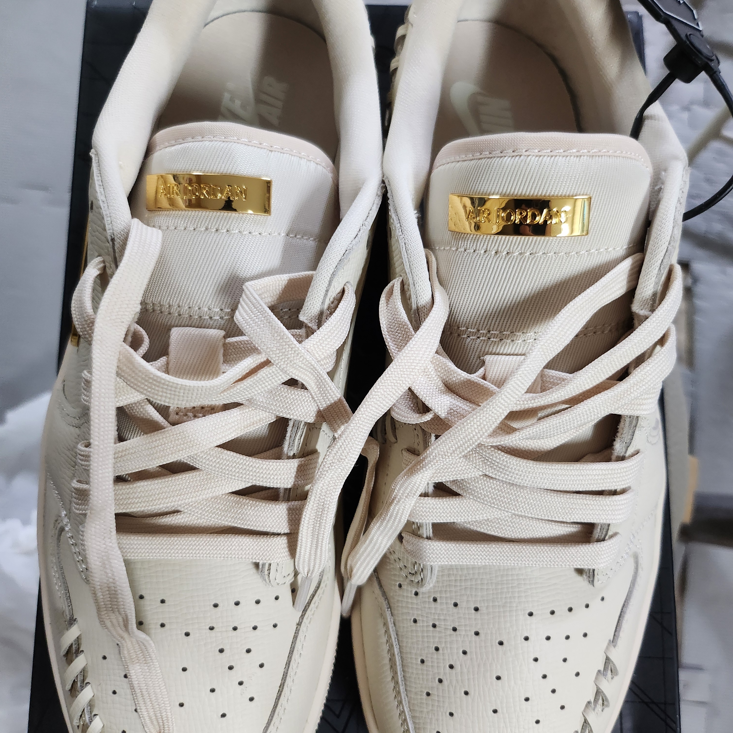 (W) Jordan 1 Low Method of Make Legend Light Brown Metallic Gold 착용 스타일 - 2
