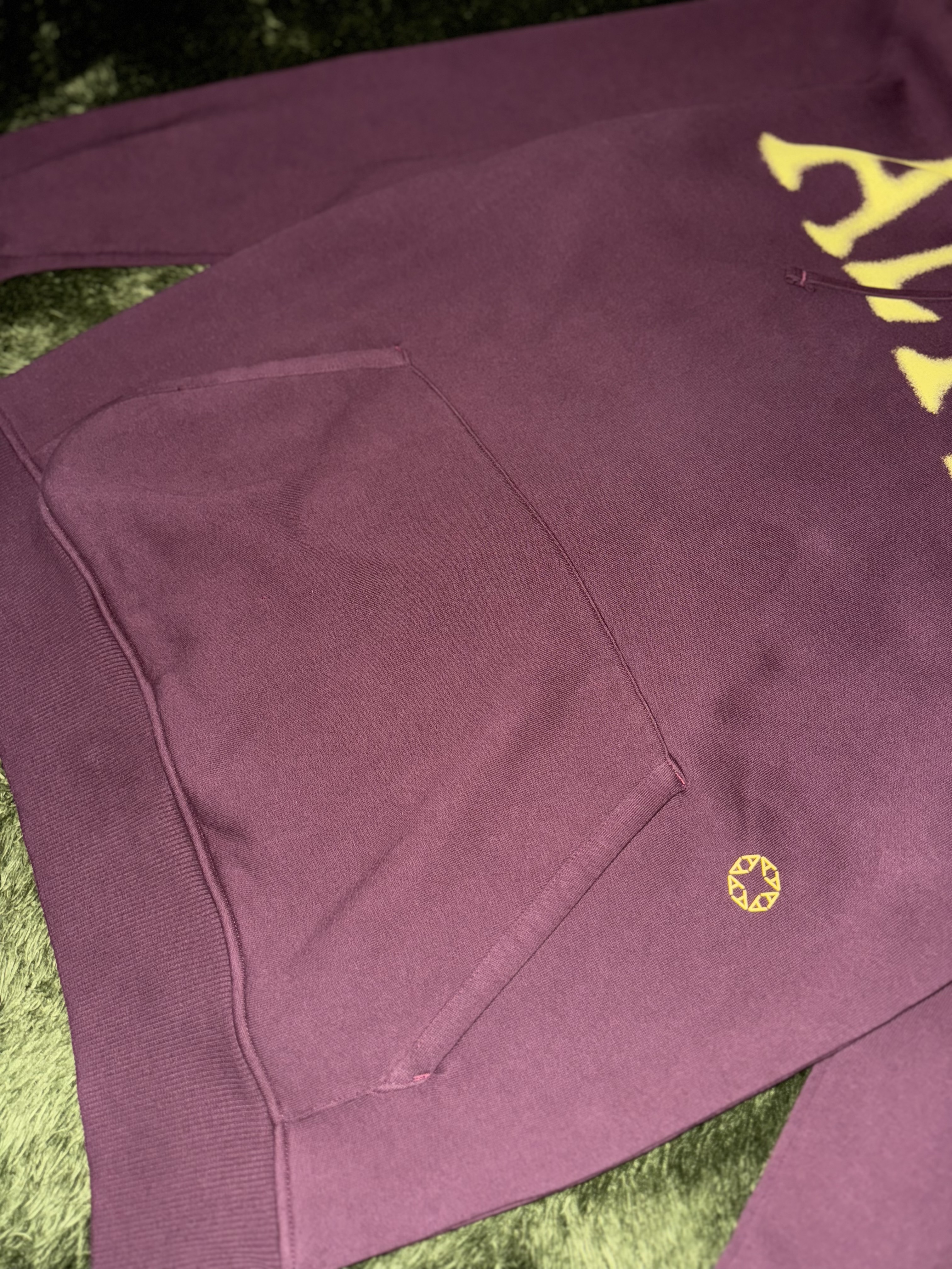 1017 Alyx 9SM Graphic Printed Hoodie Wine 착용 스타일 - 4