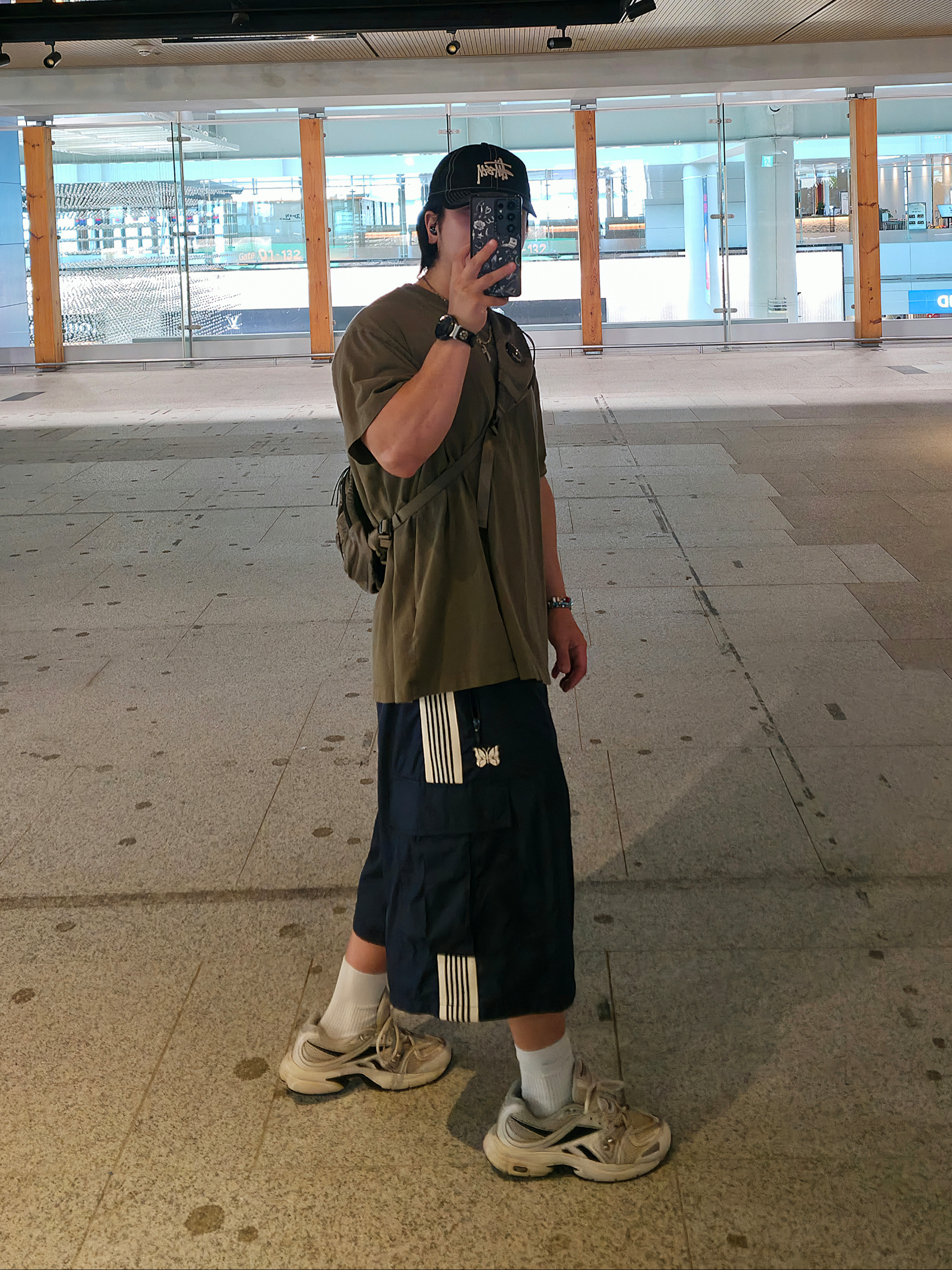C.P. Company Nylon B Crossbody Bag Walnut Beige - 24FW, Stussy New Era 9twenty Basic Trucker Black 착용 스타일 - 1