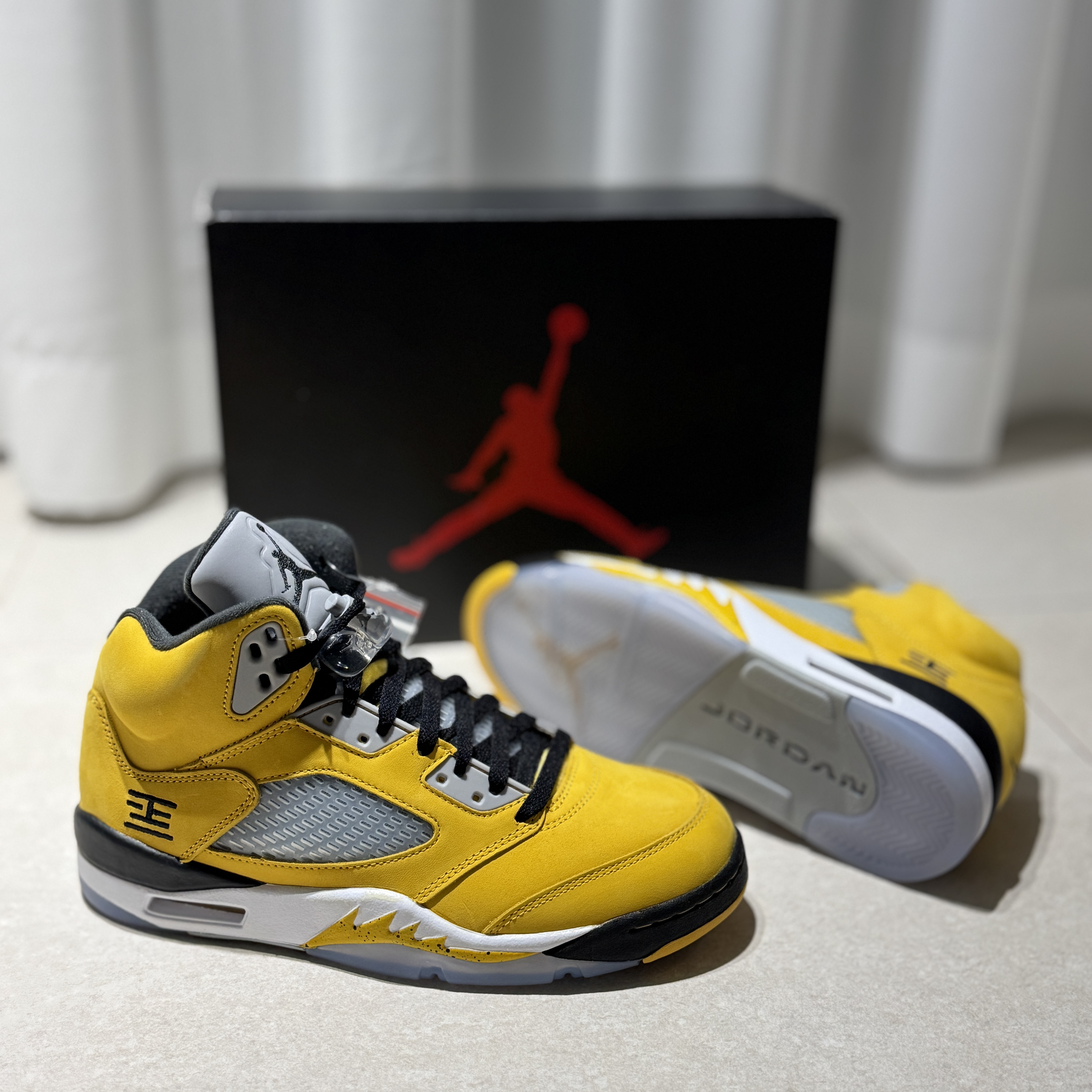 Jordan 5 Retro Varsity Maize and Wolf Grey 착용 스타일 - 3